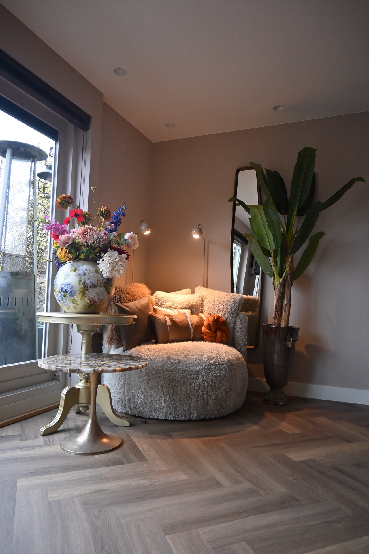 ristrutturazione interni casa sull’argine: zona salotto calda vicino alla finestra con mobili imbottiti e lampada da terra, Luxury, Design, Exclusive, Modern, Custom Made, Special, Beautiful