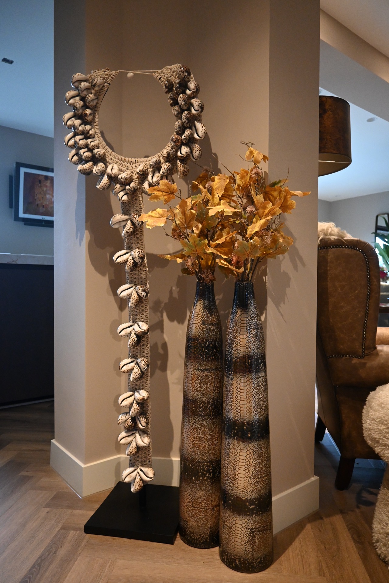 ristrutturazione interni casa sull’argine: accento a parete decorativo con arco e vasi alti in un interno di lusso, Luxury, Design, Exclusive, Modern, Custom Made, Special, Beautiful