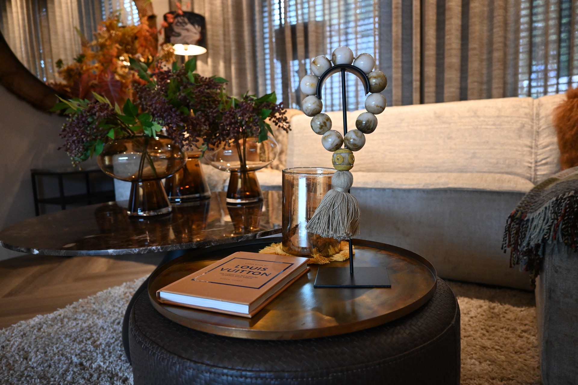 ristrutturazione interni casa sull’argine: salotto di lusso con divano sullo sfondo e dettaglio decorativo da tavolo vicino, Luxury, Design, Exclusive, Modern, Custom Made, Special, Beautiful