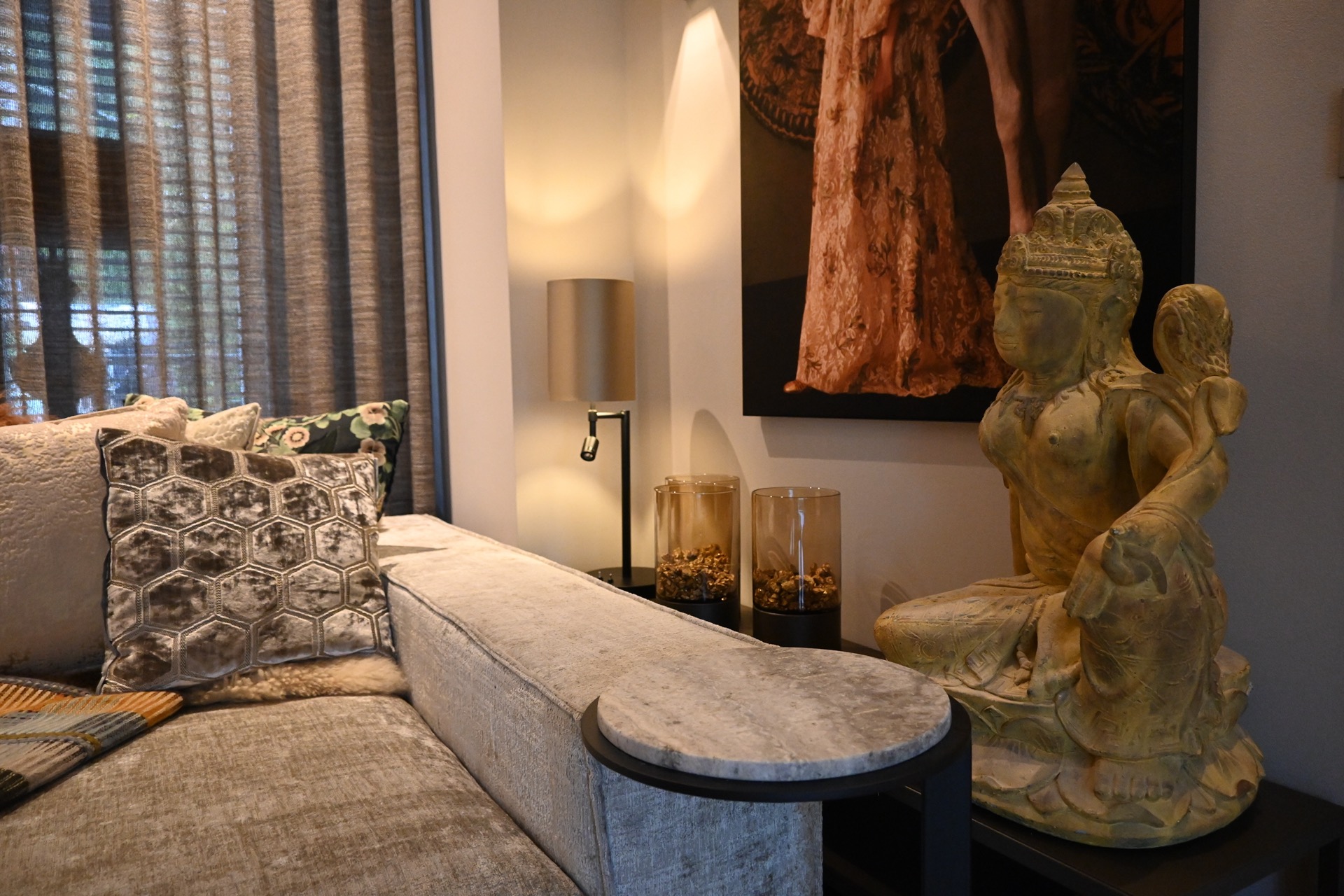 ristrutturazione interni casa sull’argine: tavolino rotondo con piano effetto pietra nel soggiorno di lusso vicino al divano, Luxury, Design, Exclusive, Modern, Custom Made, Special, Beautiful