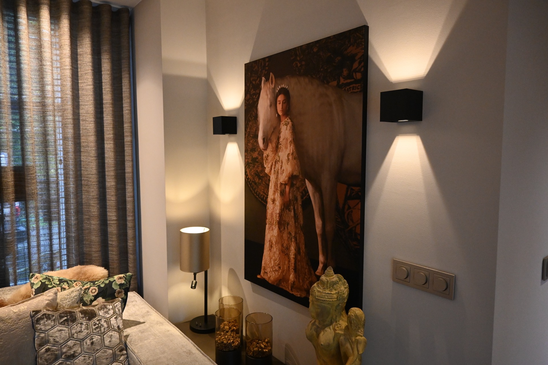 ristrutturazione interni casa sull’argine: dettaglio del divano con rivestimento marrone caldo e texture soffice vicino a, Luxury, Design, Exclusive, Modern, Custom Made, Special, Beautiful