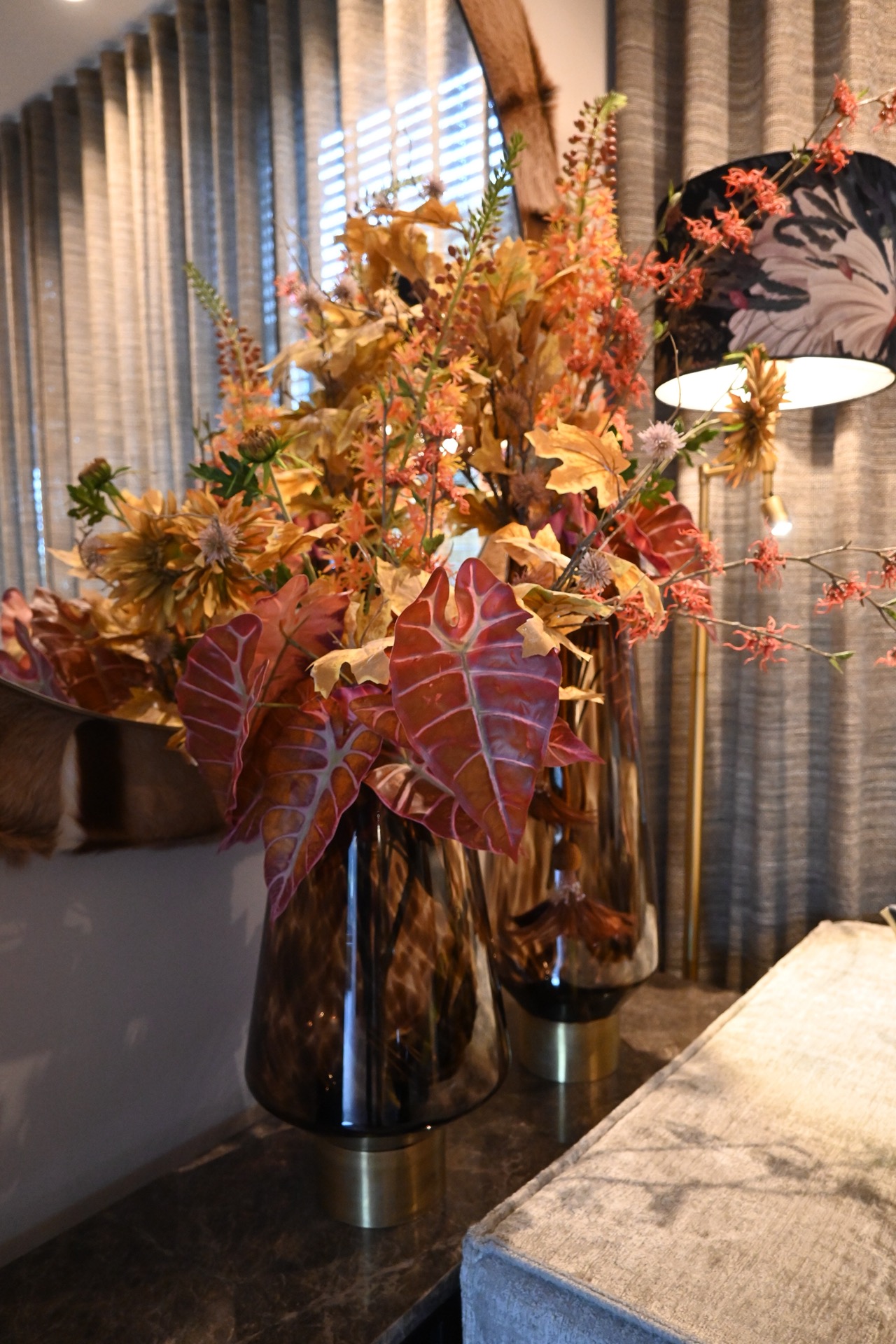 ristrutturazione interni casa sull’argine: primo piano della decorazione interna con lampada e tende a righe verticali, Luxury, Design, Exclusive, Modern, Custom Made, Special, Beautiful