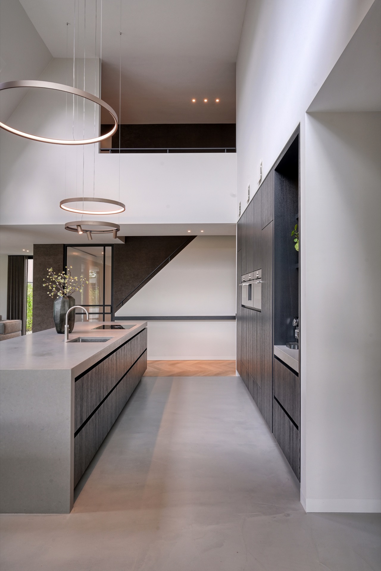 full home interior: linear kitchen wall with light countertop, built-in sink area and dark cabinetry fronts, Luxe, Design, Exclusief, Modern, Maatwerk, Bijzondere, Mooie