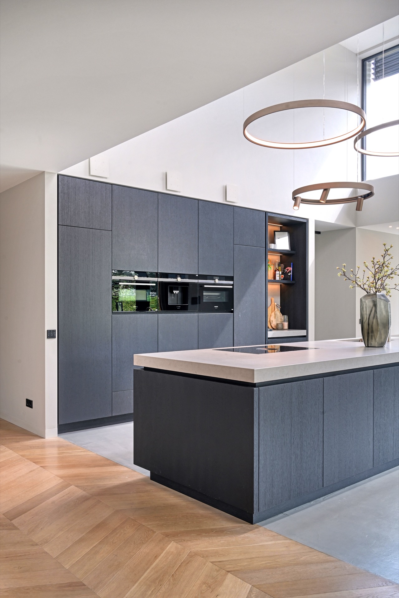 full home interior: overview of a modern kitchen with island, dark-grey cabinetry wall and round pendant lights, Luxe, Design, Exclusief, Modern, Maatwerk, Bijzondere, Mooie
