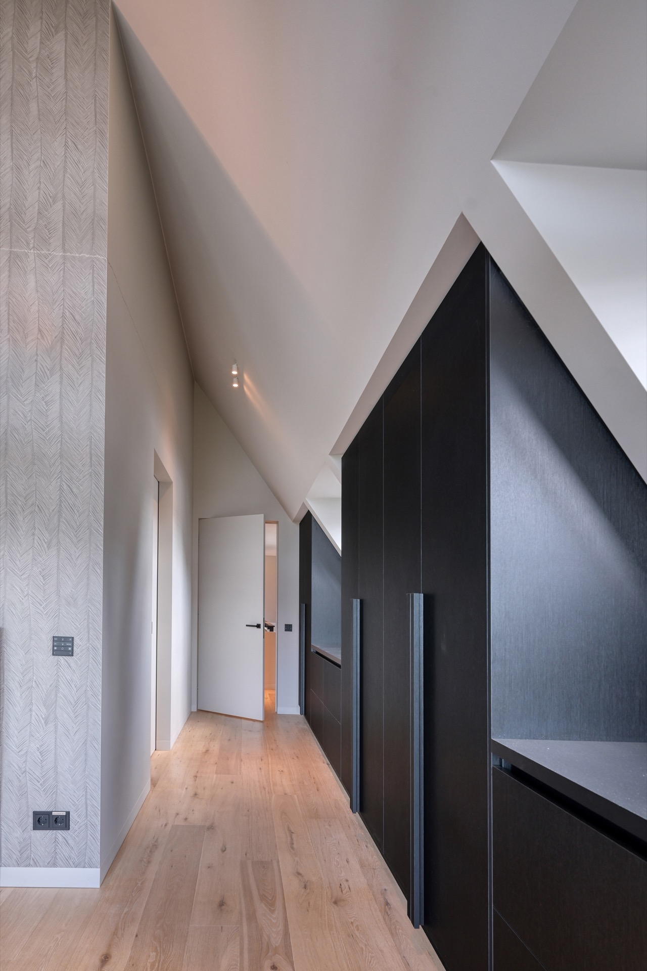 full home interior: hallway with dark built-in panels and skylight; sunlight on floor and wall, Luxe, Design, Exclusief, Modern, Maatwerk, Bijzondere, Mooie