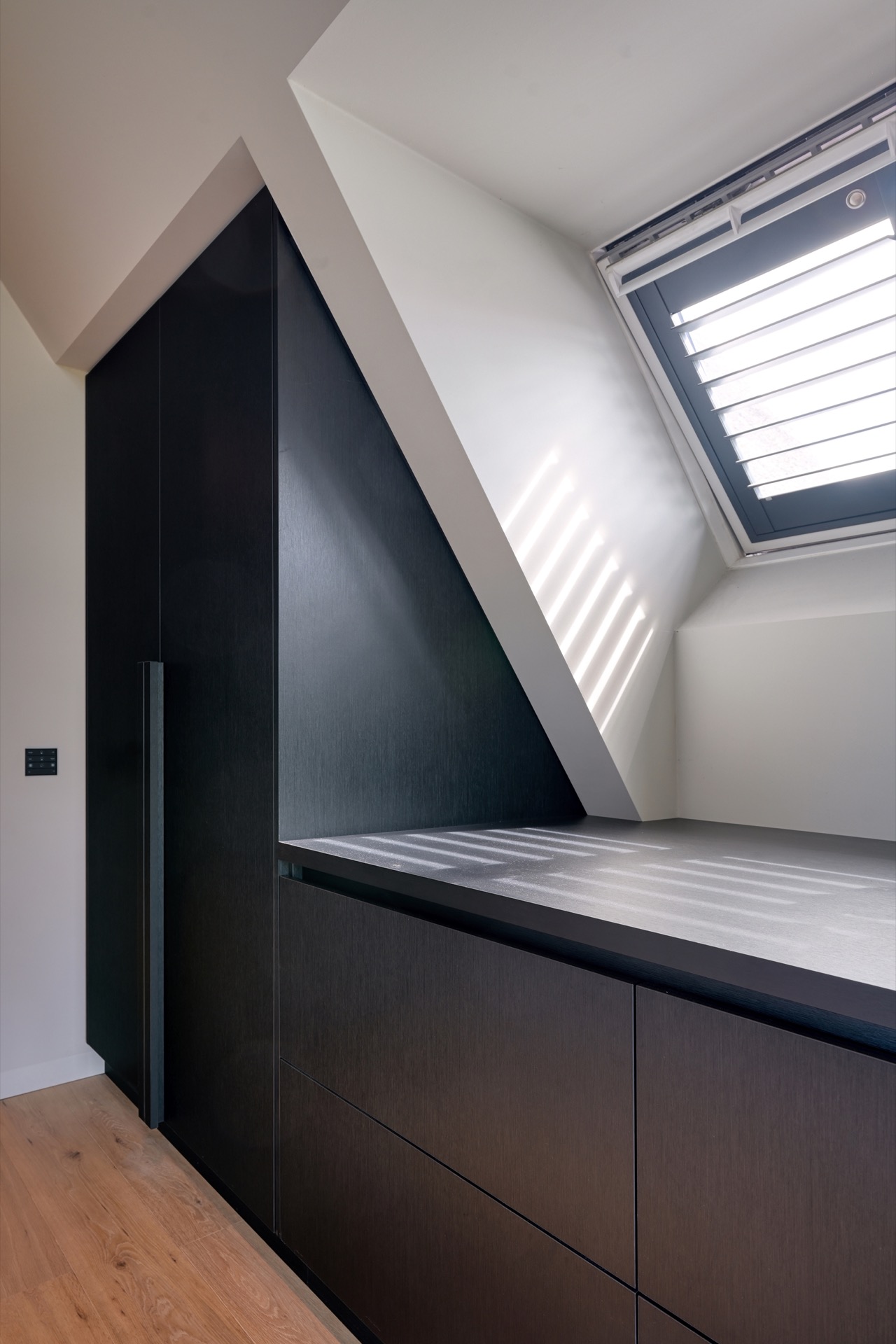 full home interior: landing with dark wall panels and a skylight creating sunbeam patterns, Luxe, Design, Exclusief, Modern, Maatwerk, Bijzondere, Mooie