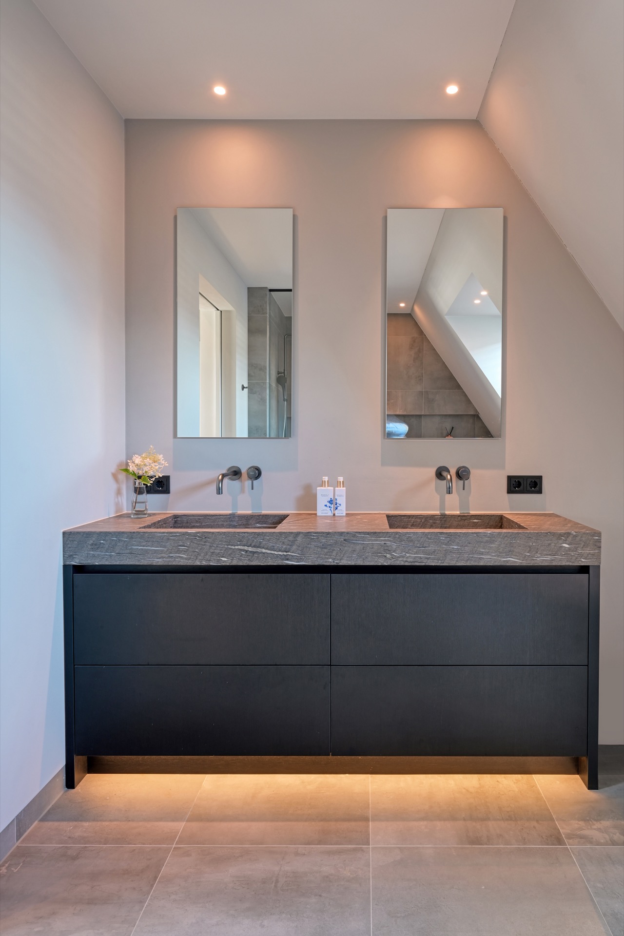 full home interior: modern bathroom with double vanity and round mirrors in recessed niches, Luxe, Design, Exclusief, Modern, Maatwerk, Bijzondere, Mooie