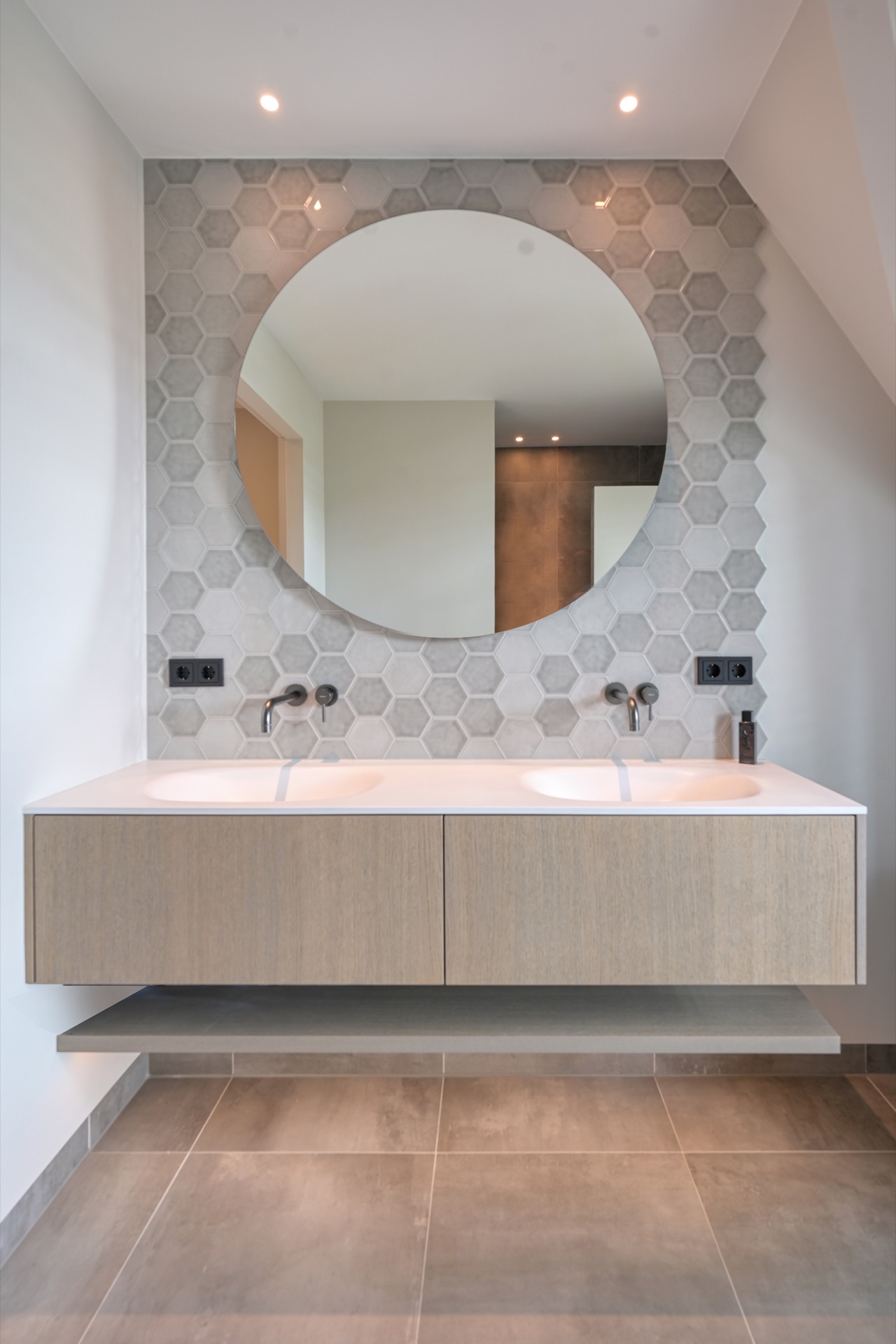 full home interior: bathroom with hexagon wall tiles and a round mirror above a built-in vanity, Luxe, Design, Exclusief, Modern, Maatwerk, Bijzondere, Mooie