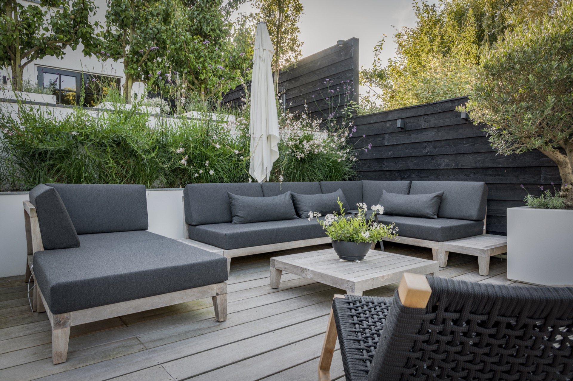 giardino sul bordo dell’acqua: zona relax su terrazza moderna con divani, recinzione scura e aiuole bianche, Luxury, Design, Exclusive, Modern, Custom Made, Special, Beautiful