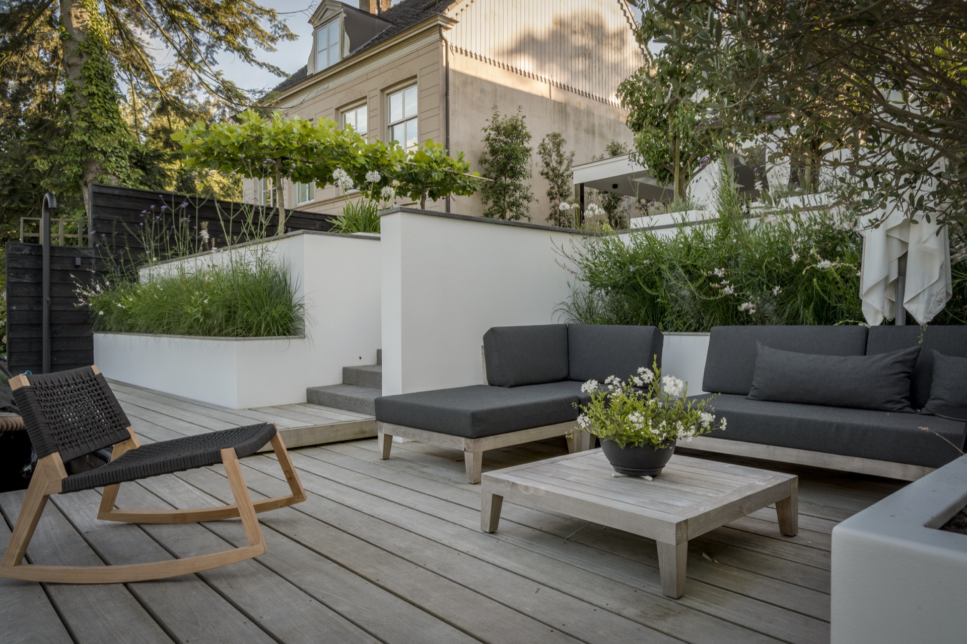 giardino sul bordo dell’acqua: terrazza moderna con sedute lounge integrate, muri bianchi e aiuole, Luxury, Design, Exclusive, Modern, Custom Made, Special, Beautiful