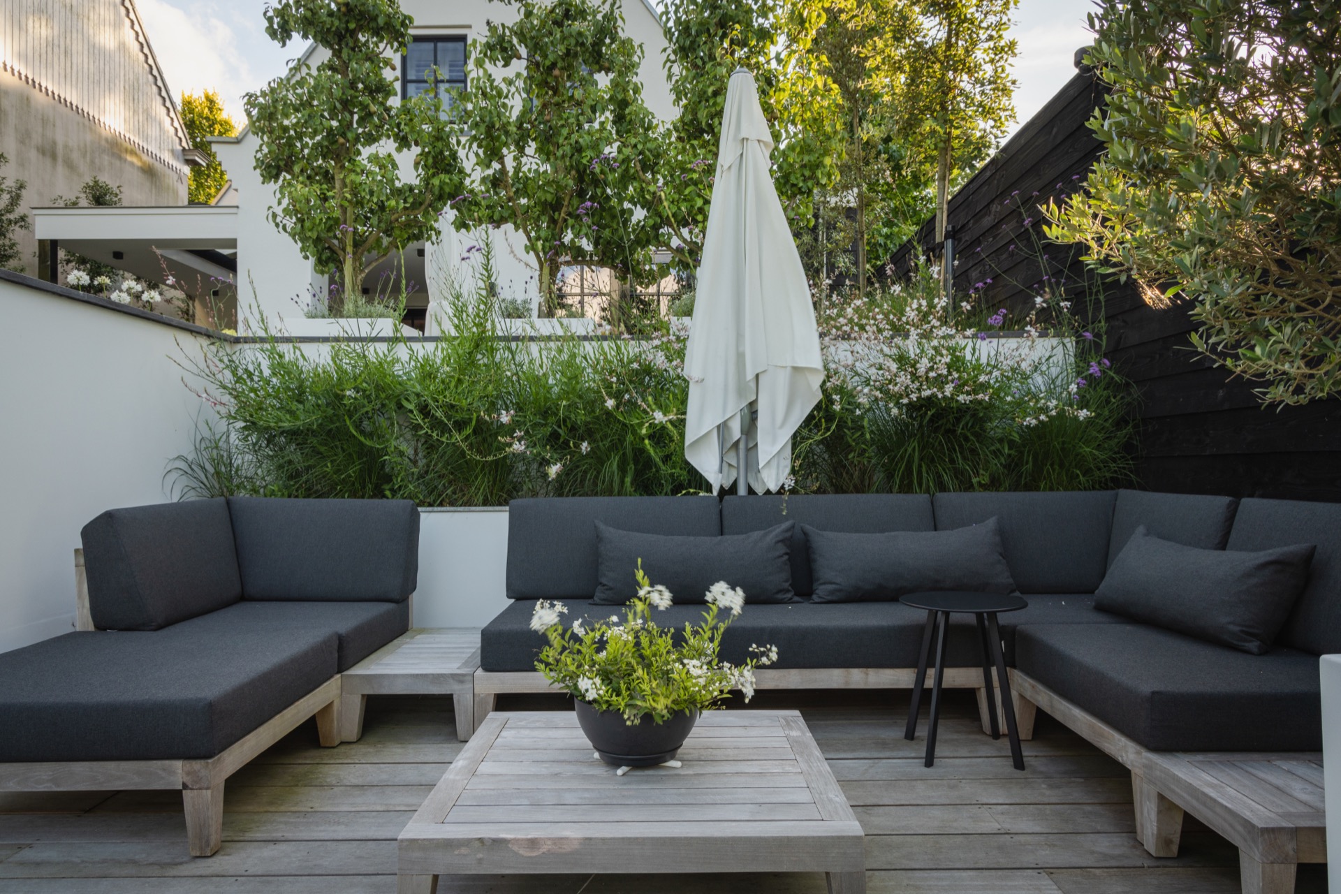 giardino sul bordo dell’acqua: giardino moderno con area lounge e divano, fioriere bianche e bordure verdi, Luxury, Design, Exclusive, Modern, Custom Made, Special, Beautiful