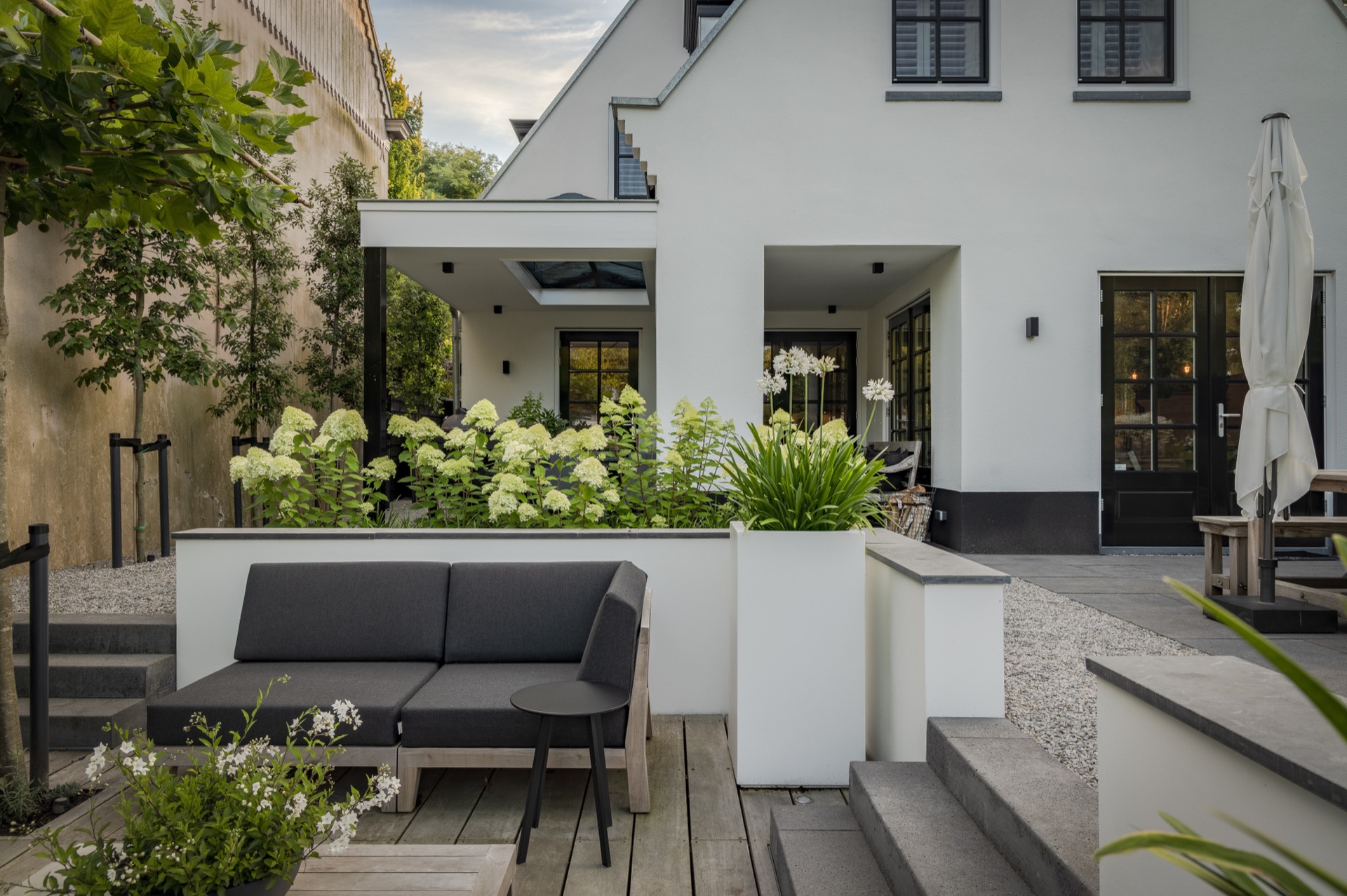 giardino sul bordo dell’acqua: giardino moderno vicino all’ingresso con terrazza pavimentata, muri bianchi e aiuole rialzate, Luxury, Design, Exclusive, Modern, Custom Made, Special, Beautiful