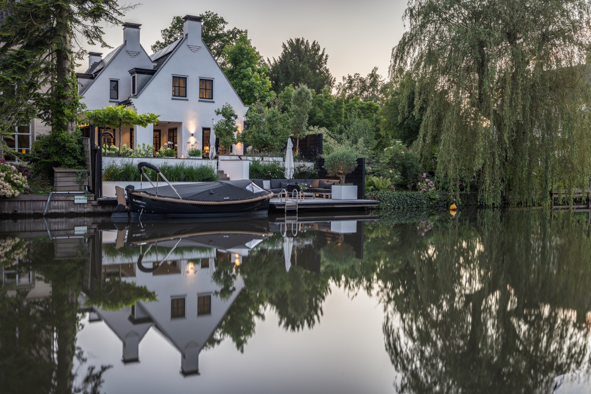 giardino sul bordo dell’acqua: giardino moderno sul bordo dell’acqua con riflessi e luci d’atmosfera al crepuscolo, Luxury, Design, Exclusive, Modern, Custom Made, Special, Beautiful