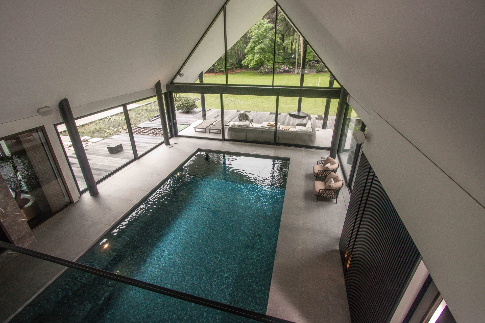 piscina interna finestra subacquea: piscina interna con finestra panoramica e telai neri, vista sul giardino dal bordo, Luxury, Design, Exclusive, Modern, Custom Made, Special, Beautiful