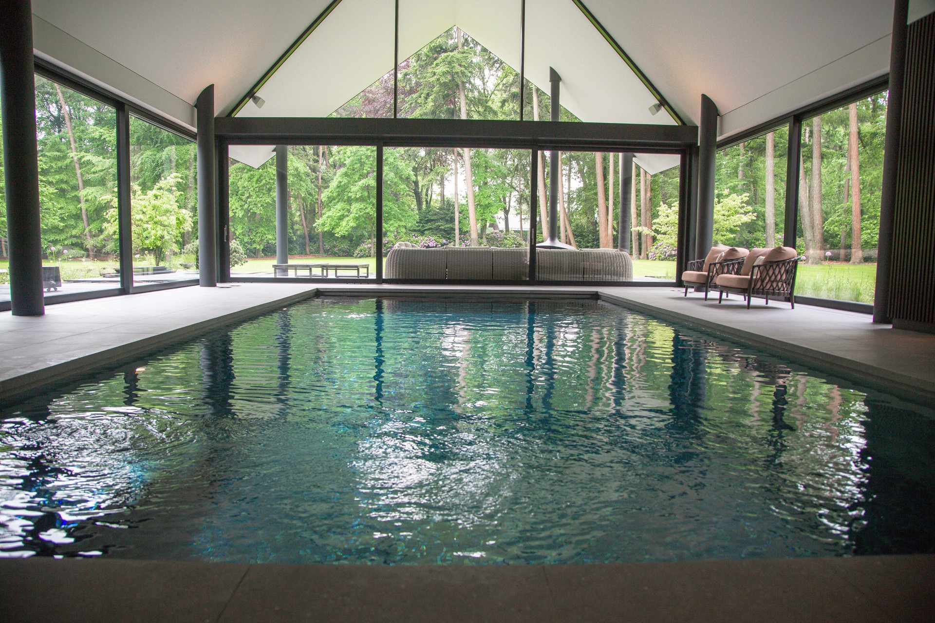 piscina interna finestra subacquea: piscina interna rettangolare con facciata in vetro verso il giardino e telai neri, vista, Luxury, Design, Exclusive, Modern, Custom Made, Special, Beautiful