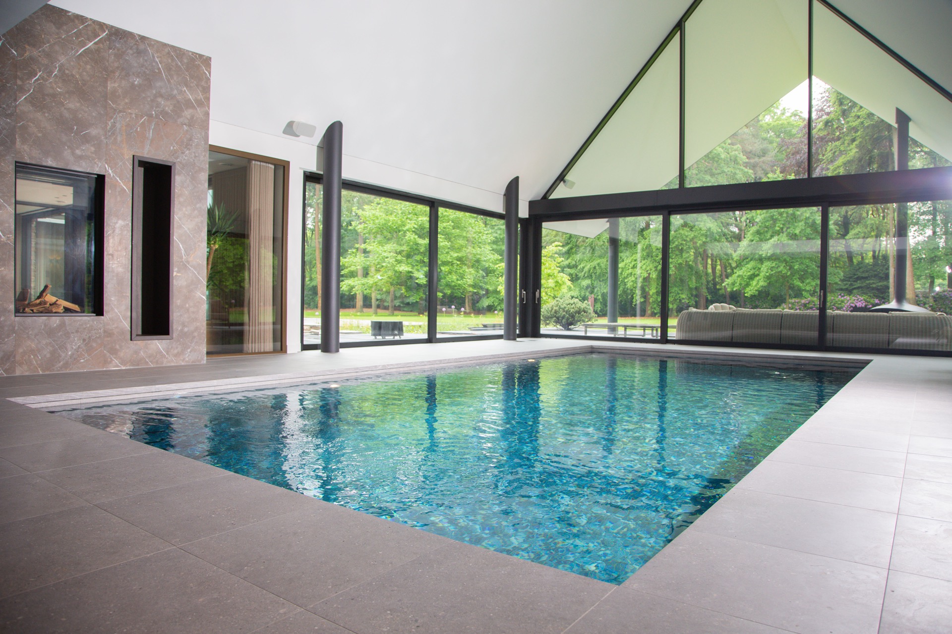piscina interna finestra subacquea: vista angolare di una piscina interna con pannello a parete effetto marmo e facciata in, Luxury, Design, Exclusive, Modern, Custom Made, Special, Beautiful