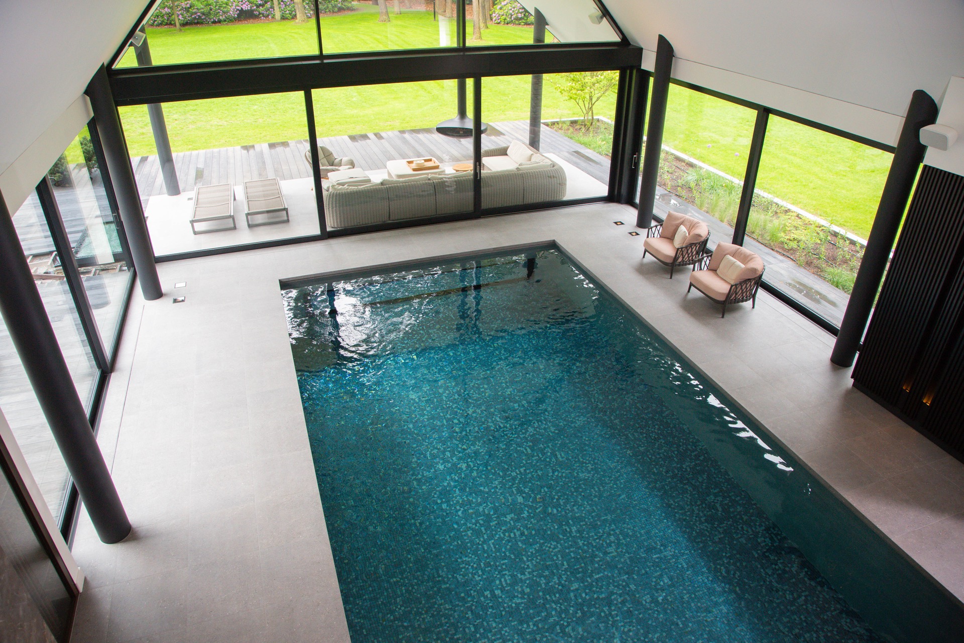 piscina interna finestra subacquea: piscina interna con facciata in vetro e vista del terrazzo e del prato all’esterno, Luxury, Design, Exclusive, Modern, Custom Made, Special, Beautiful