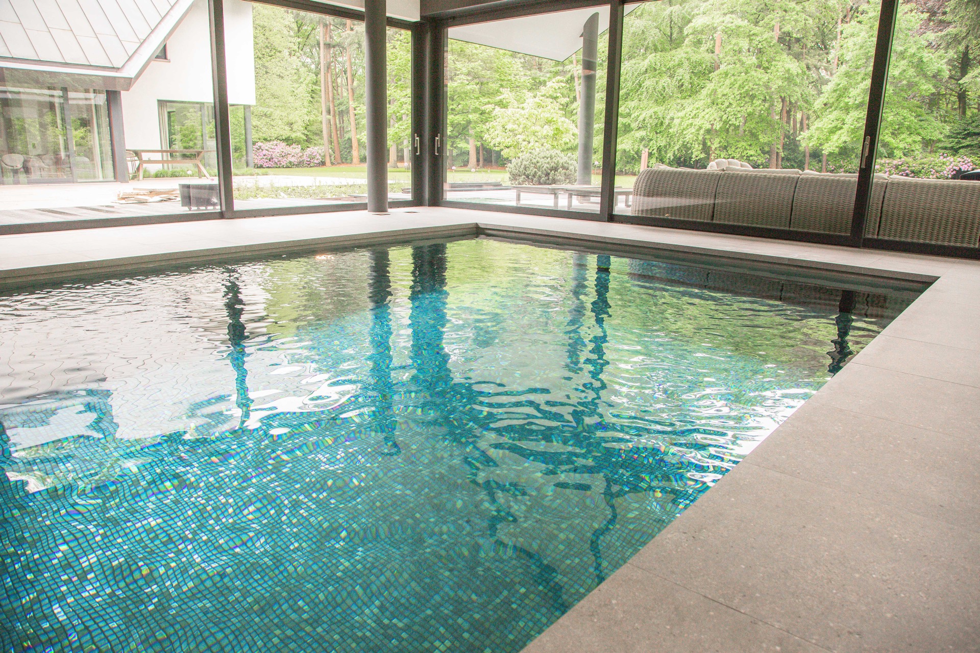 piscina interna finestra subacquea: vista sott’acqua di una piscina interna con mosaico e vista del giardino attraverso il, Luxury, Design, Exclusive, Modern, Custom Made, Special, Beautiful