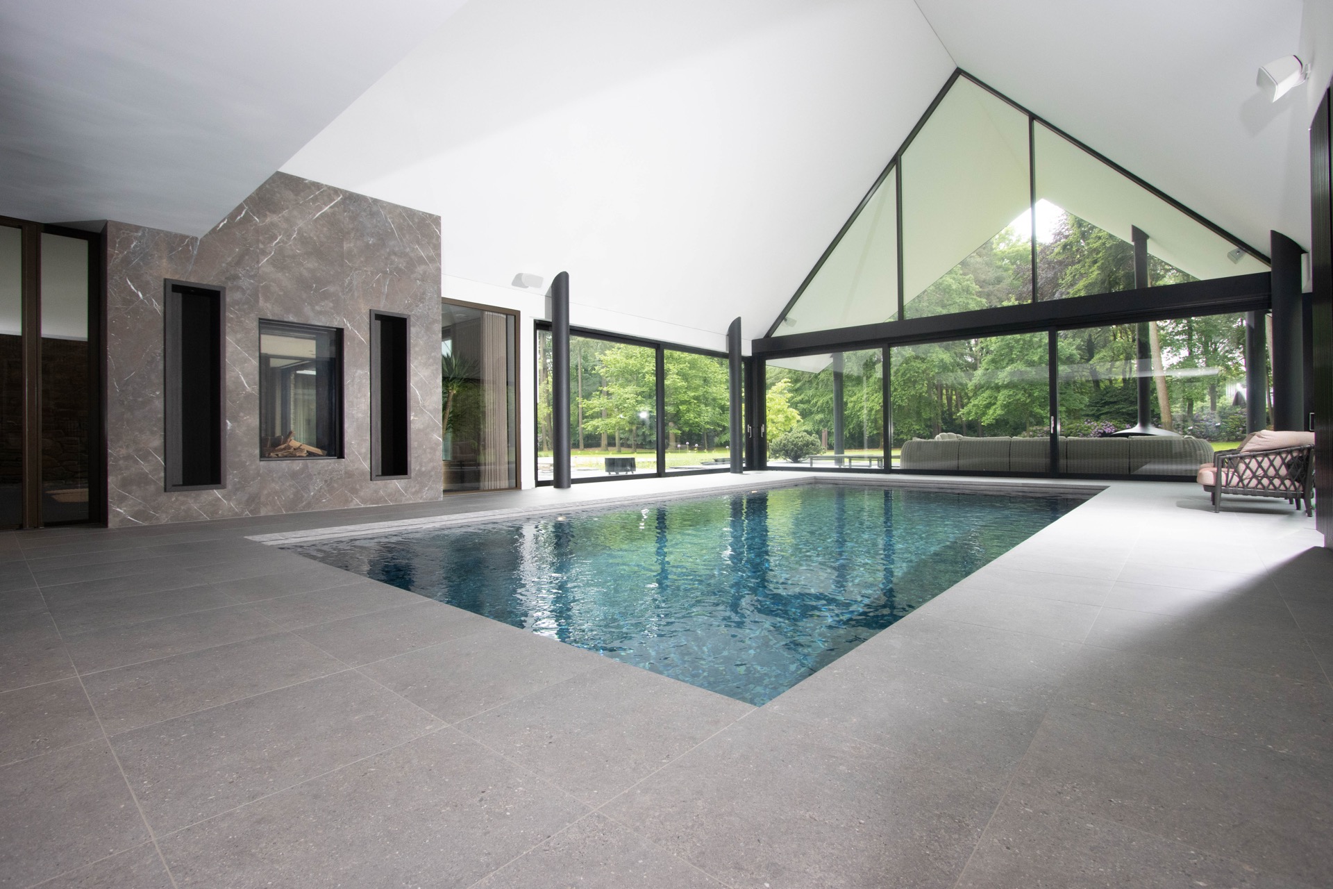 piscina interna finestra subacquea: piscina interna con parete effetto marmo e grande facciata in vetro verso il giardino, Luxury, Design, Exclusive, Modern, Custom Made, Special, Beautiful