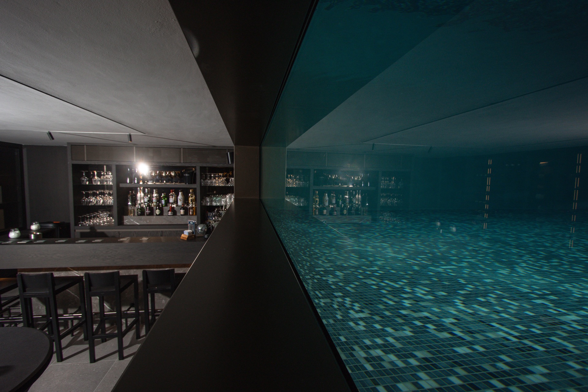 piscina interna finestra subacquea: vista illuminata sulla piscina interna con fondo in mosaico da un angolo lounge, Luxury, Design, Exclusive, Modern, Custom Made, Special, Beautiful