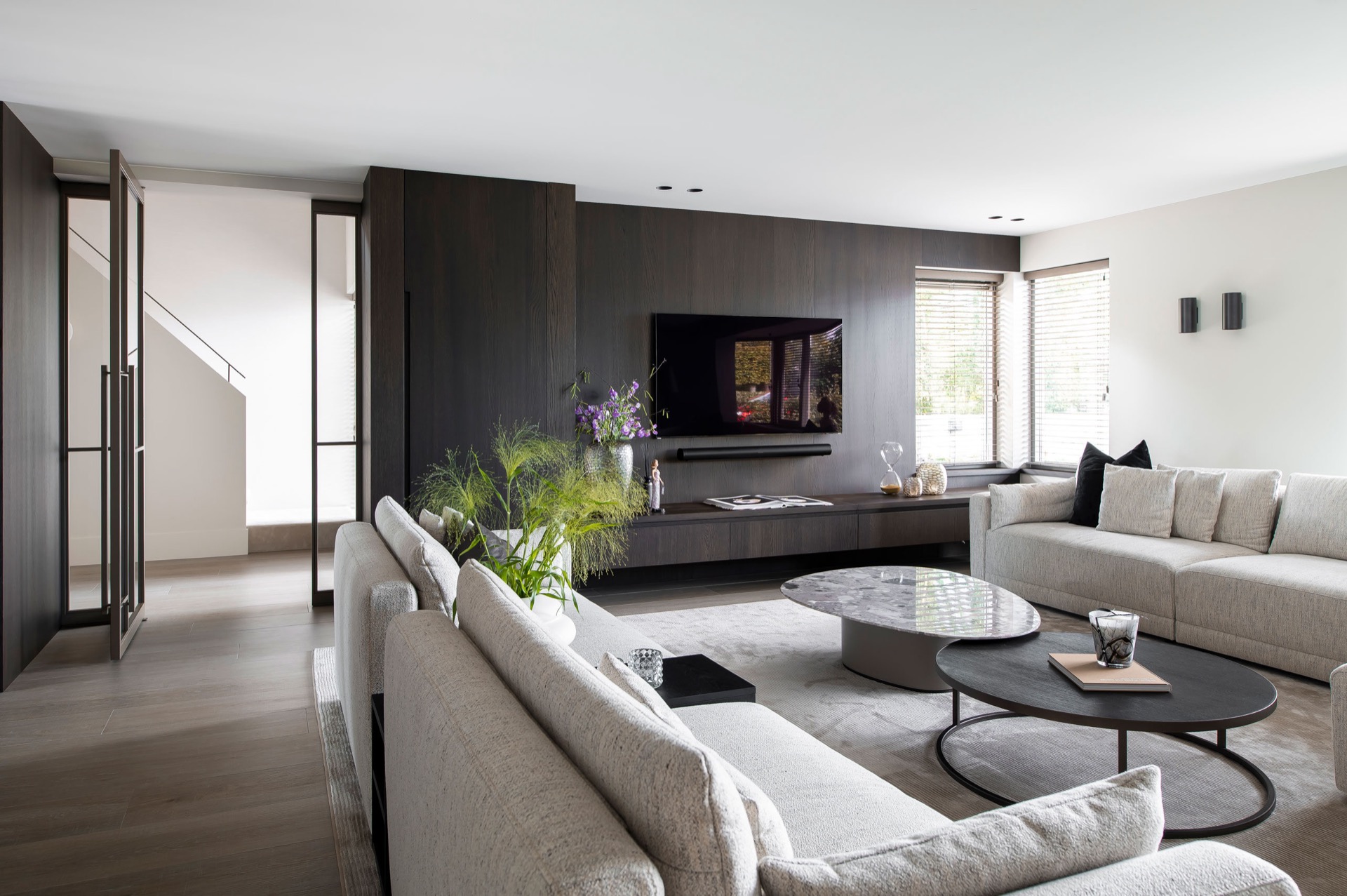 wood-look kitchen wall: living room with wall-filling custom wall in wood look and view toward the kitchen, Luxe, Design, Exclusief, Modern, Maatwerk, Bijzondere, Mooie