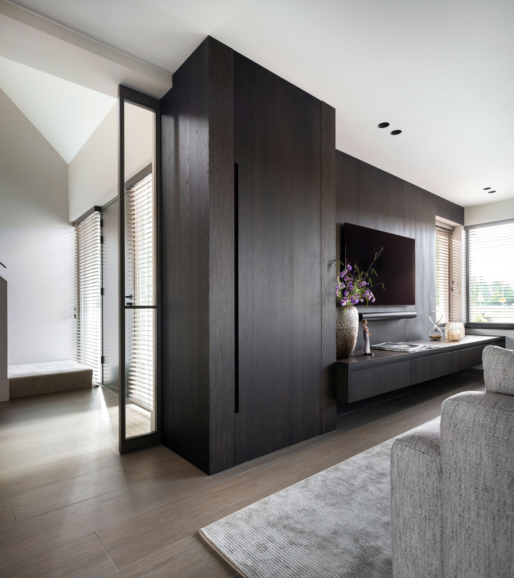 wood-look kitchen wall: space with dark wood-look wall, slim window/door openings and recessed ceiling spots, Luxe, Design, Exclusief, Modern, Maatwerk, Bijzondere, Mooie