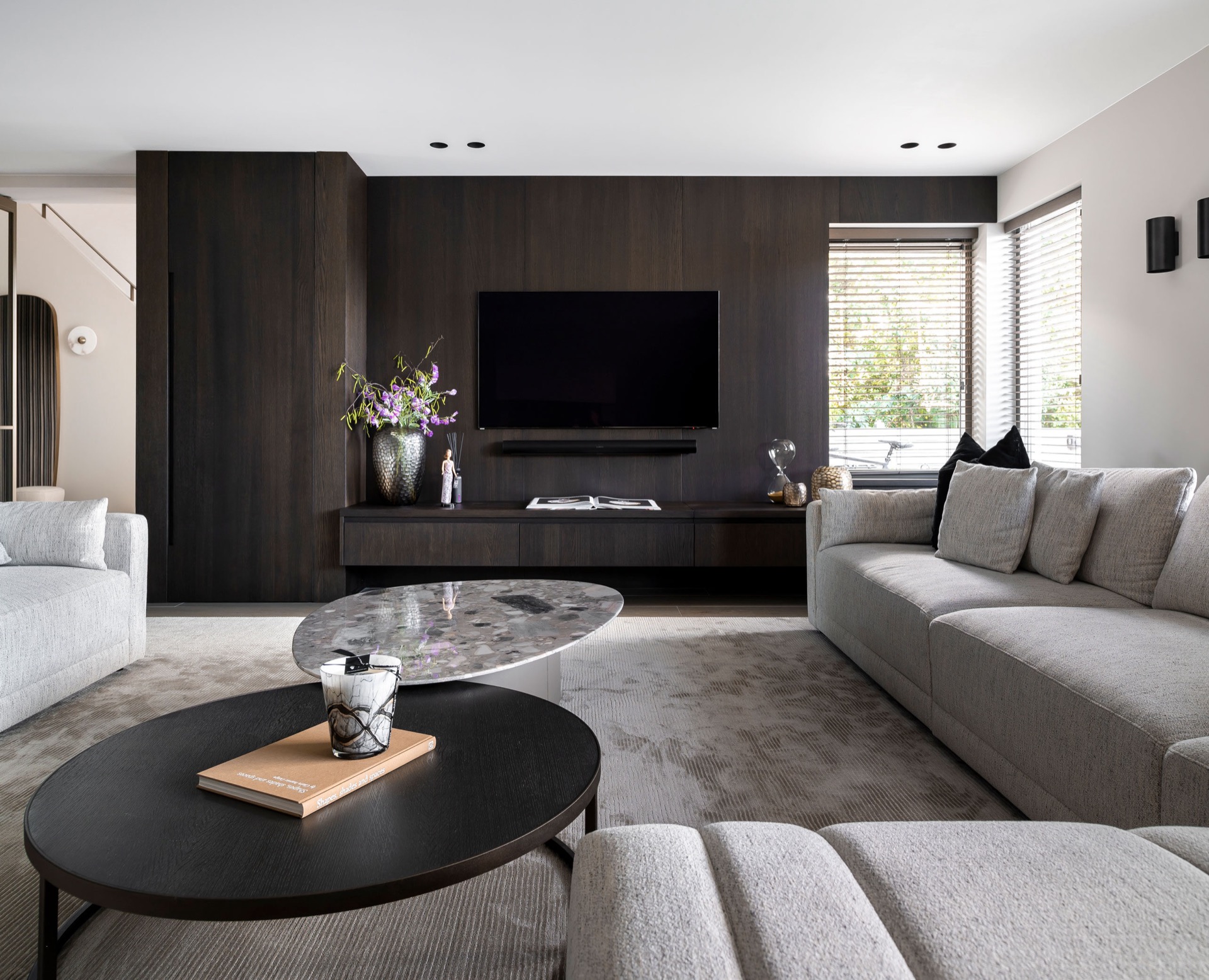 wood-look kitchen wall: living room wall with TV niche in wood look and window with blinds, Luxe, Design, Exclusief, Modern, Maatwerk, Bijzondere, Mooie