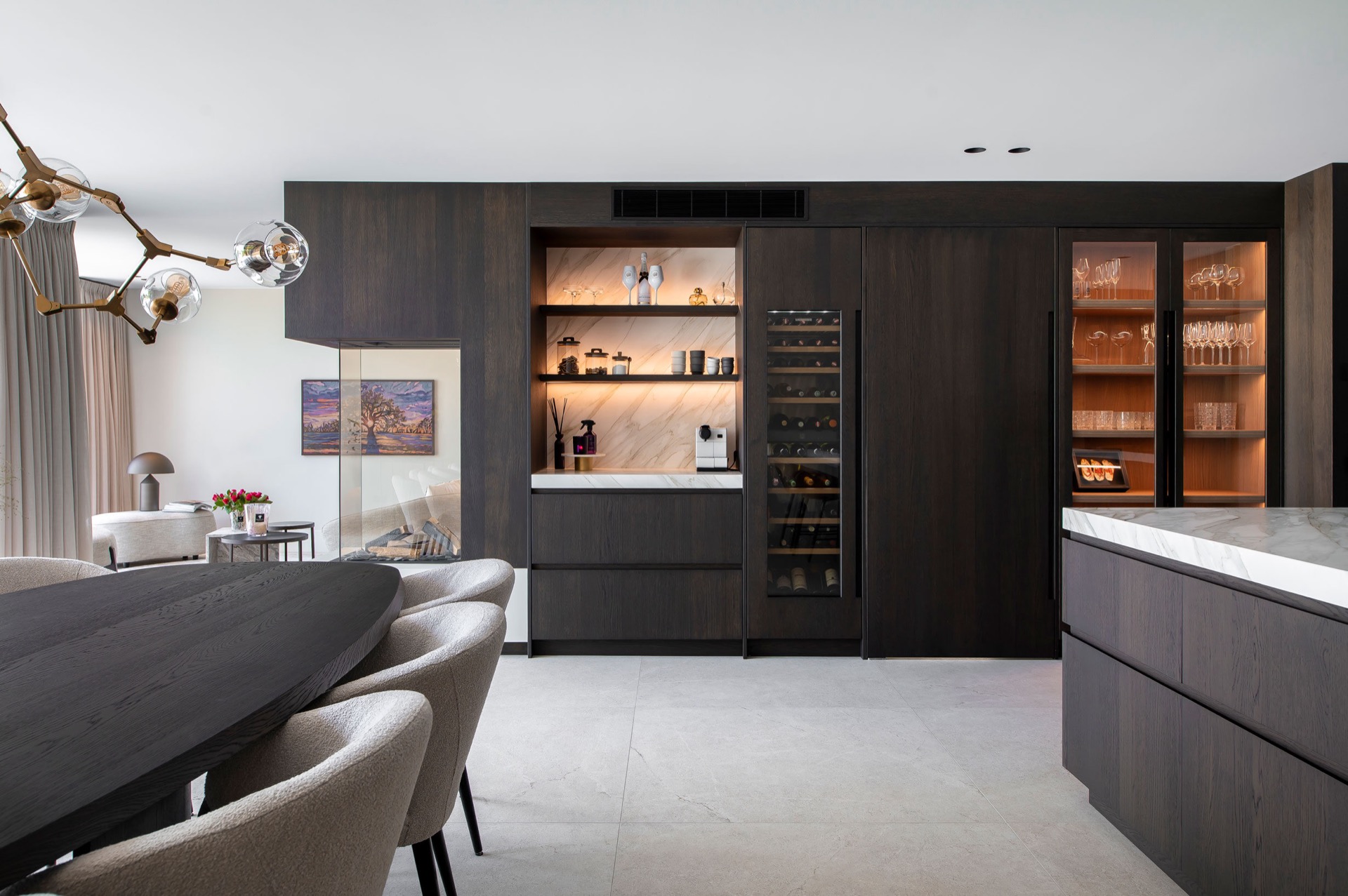 wood-look kitchen wall: luxury kitchen with island, continuous custom wall and illuminated niches in an open-plan space, Luxe, Design, Exclusief, Modern, Maatwerk, Bijzondere, Mooie