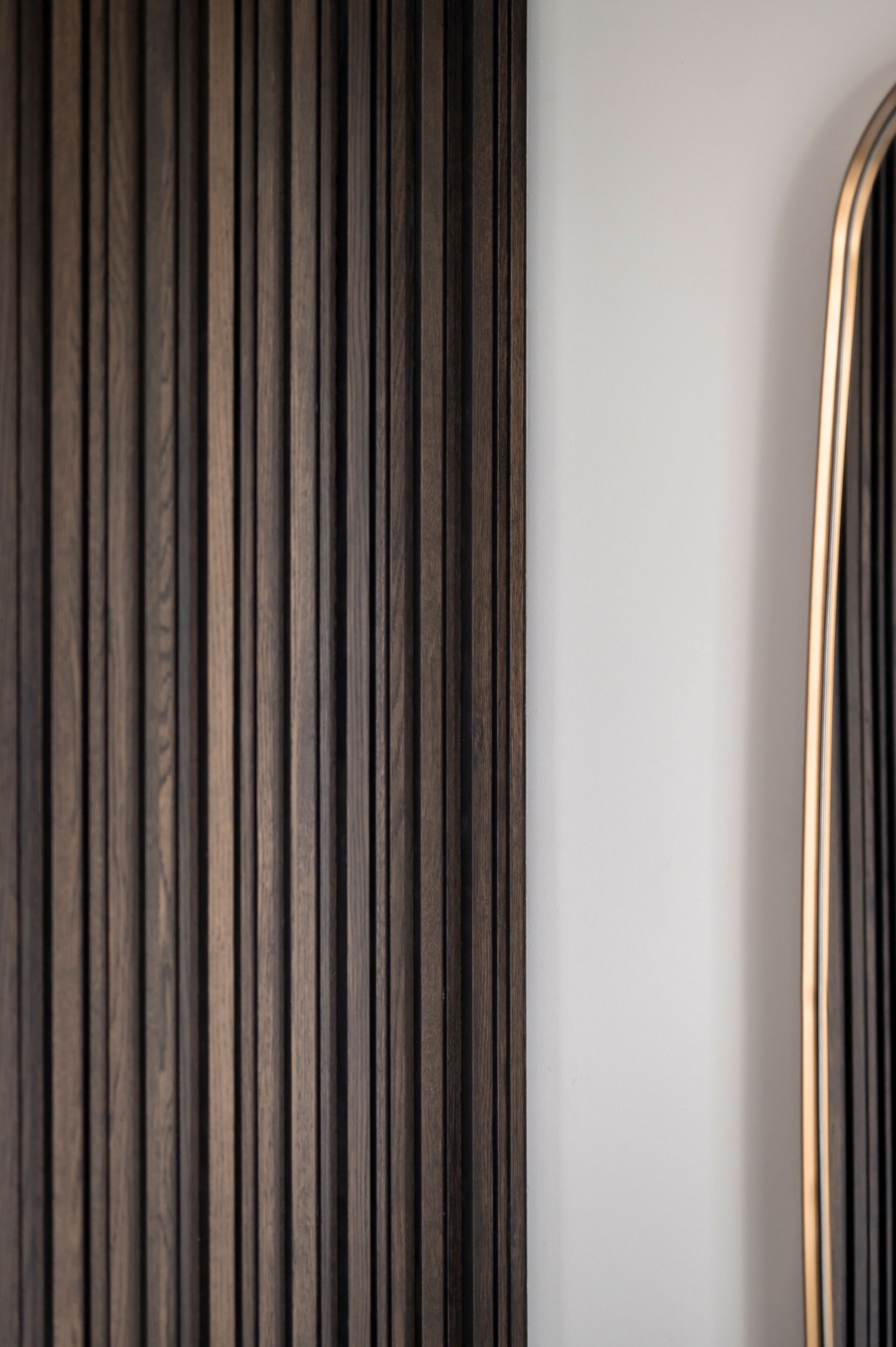 wood-look kitchen wall: close-up of a dark wood wall with vertical grain and clean finish, Luxe, Design, Exclusief, Modern, Maatwerk, Bijzondere, Mooie