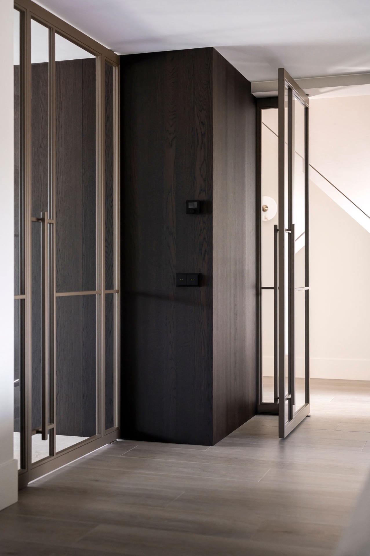 wood-look kitchen wall: passage with glass door and dark wood wall, with a recessed niche and built-in details, Luxe, Design, Exclusief, Modern, Maatwerk, Bijzondere, Mooie