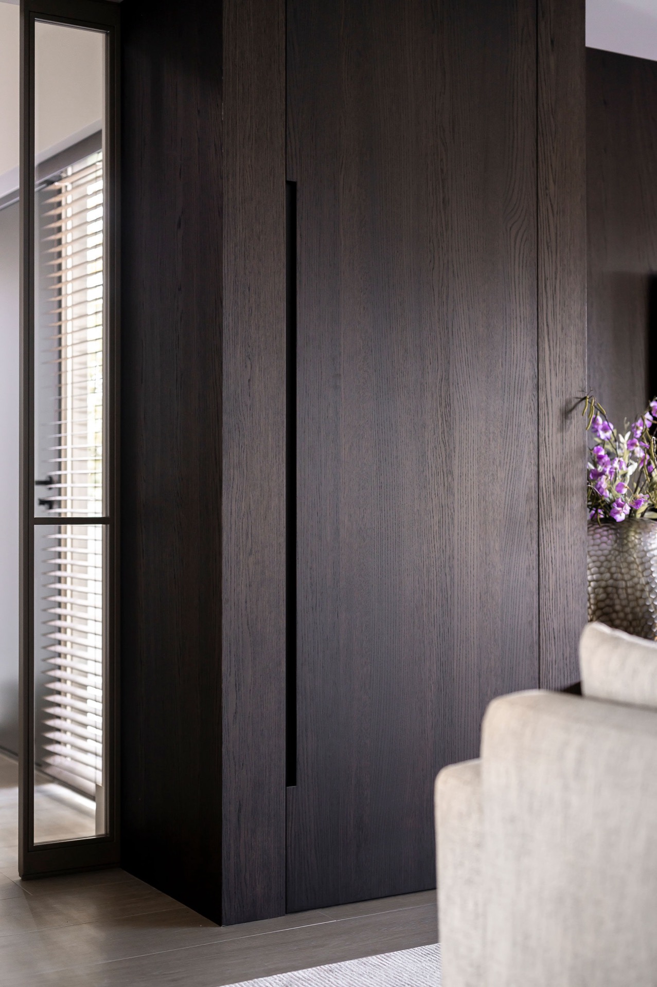 wood-look kitchen wall: open kitchen-living space with large dark wood-look wall and window openings with blinds, Luxe, Design, Exclusief, Modern, Maatwerk, Bijzondere, Mooie