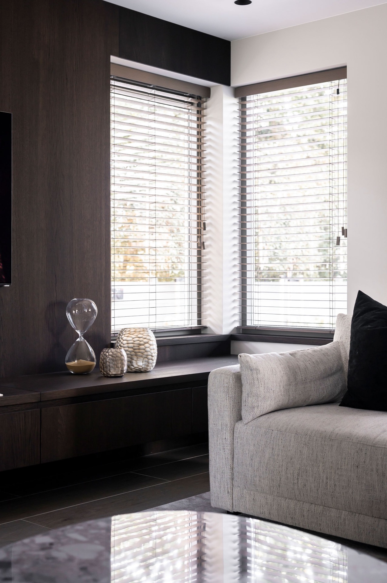 wood-look kitchen wall: living room with window blinds, dark wood-look wall and recessed wall unit, Luxe, Design, Exclusief, Modern, Maatwerk, Bijzondere, Mooie