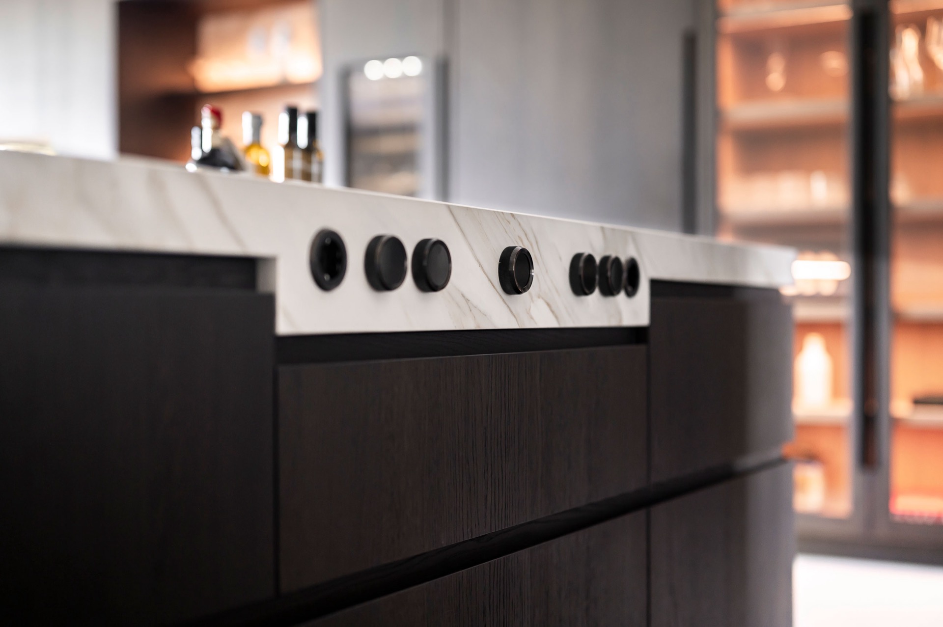 wood-look kitchen wall: kitchen wall detail: marble-look strip and dark wood fronts with clean lines, Luxe, Design, Exclusief, Modern, Maatwerk, Bijzondere, Mooie