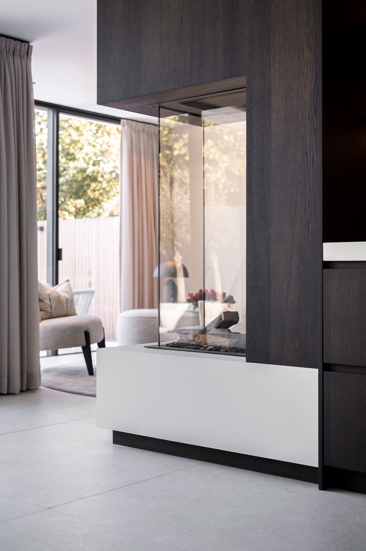 wood-look kitchen wall: kitchen with glass panel section and view into the living room with curtains and window, Luxe, Design, Exclusief, Modern, Maatwerk, Bijzondere, Mooie