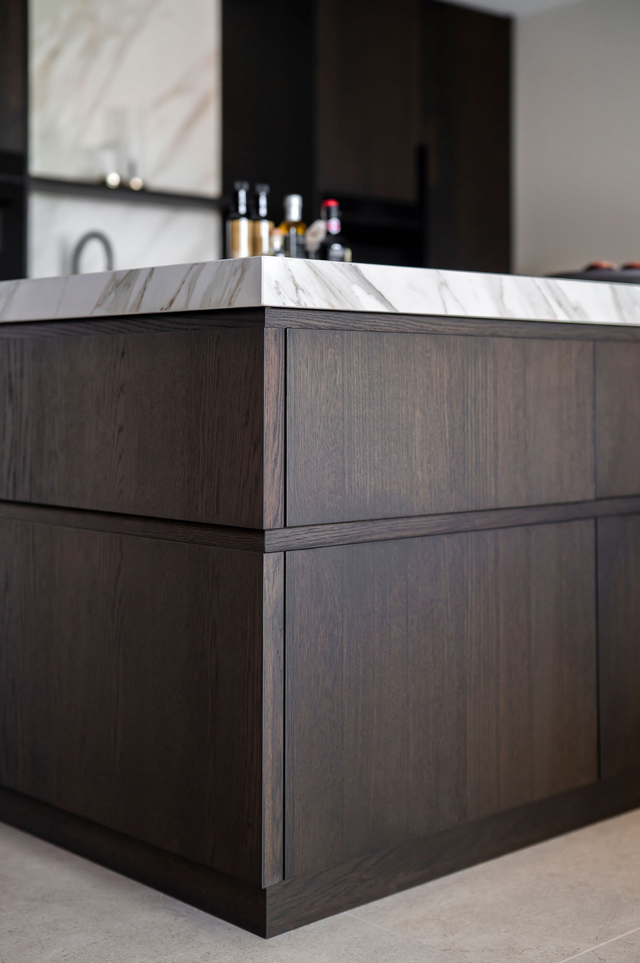 wood-look kitchen wall: kitchen detail of island corner: marble-look countertop on dark wood fronts with sharp edges, Luxe, Design, Exclusief, Modern, Maatwerk, Bijzondere, Mooie