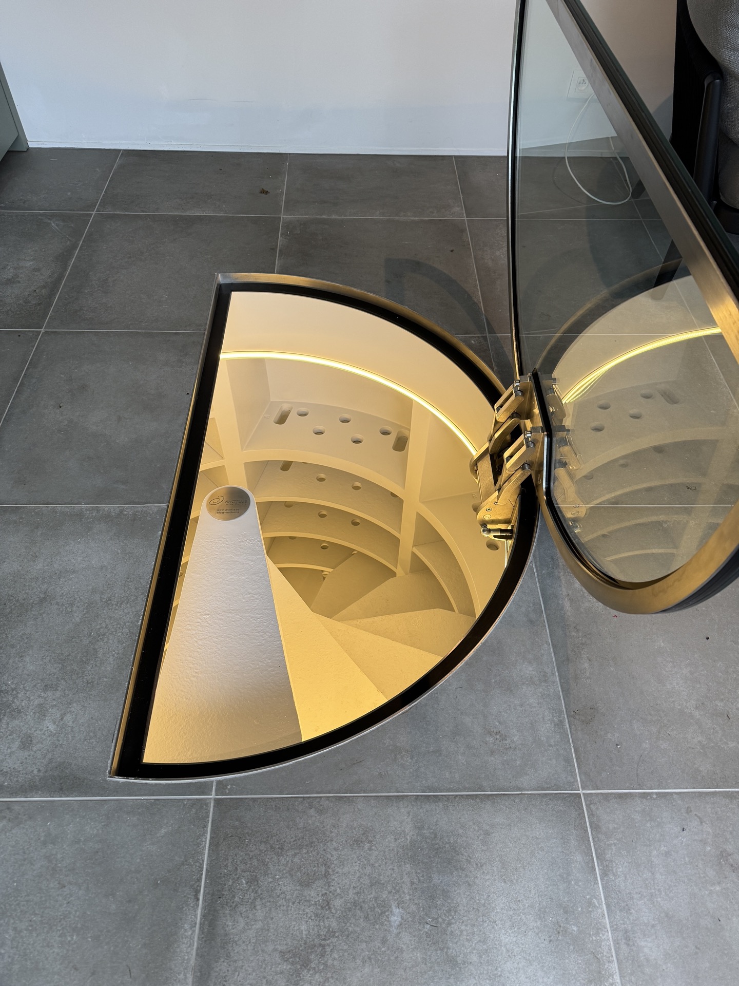 cantina del vino da incasso in poolhouse: portello in vetro aperto della cantina vini con luce calda e mensole rotonde, Luxury, Design, Exclusive, Modern, Custom Made, Special, Beautiful