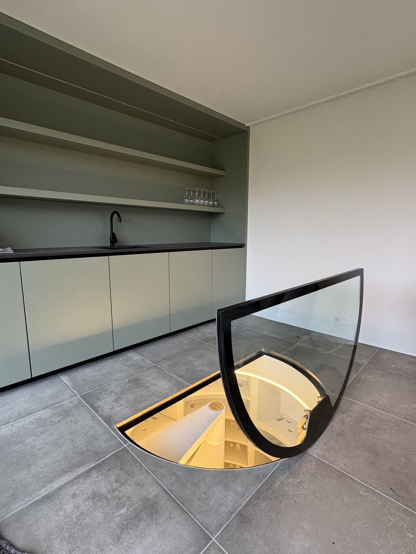 cantina del vino da incasso in poolhouse: portello in vetro aperto della cantina vini nel pavimento accanto a una parete bar, Luxury, Design, Exclusive, Modern, Custom Made, Special, Beautiful