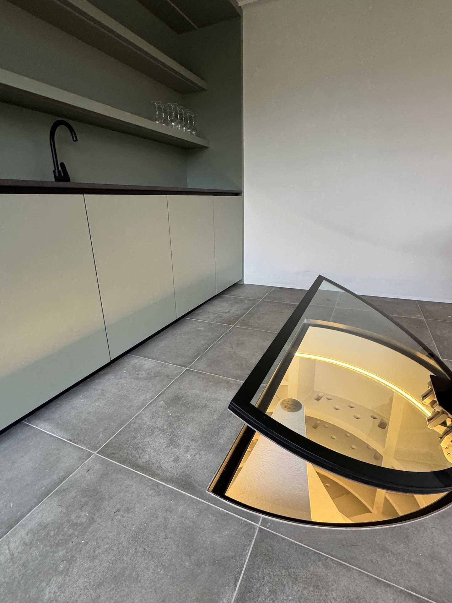 cantina del vino da incasso in poolhouse: poolhouse con parete bar bianca e portello in vetro della cantina vini, Luxury, Design, Exclusive, Modern, Custom Made, Special, Beautiful