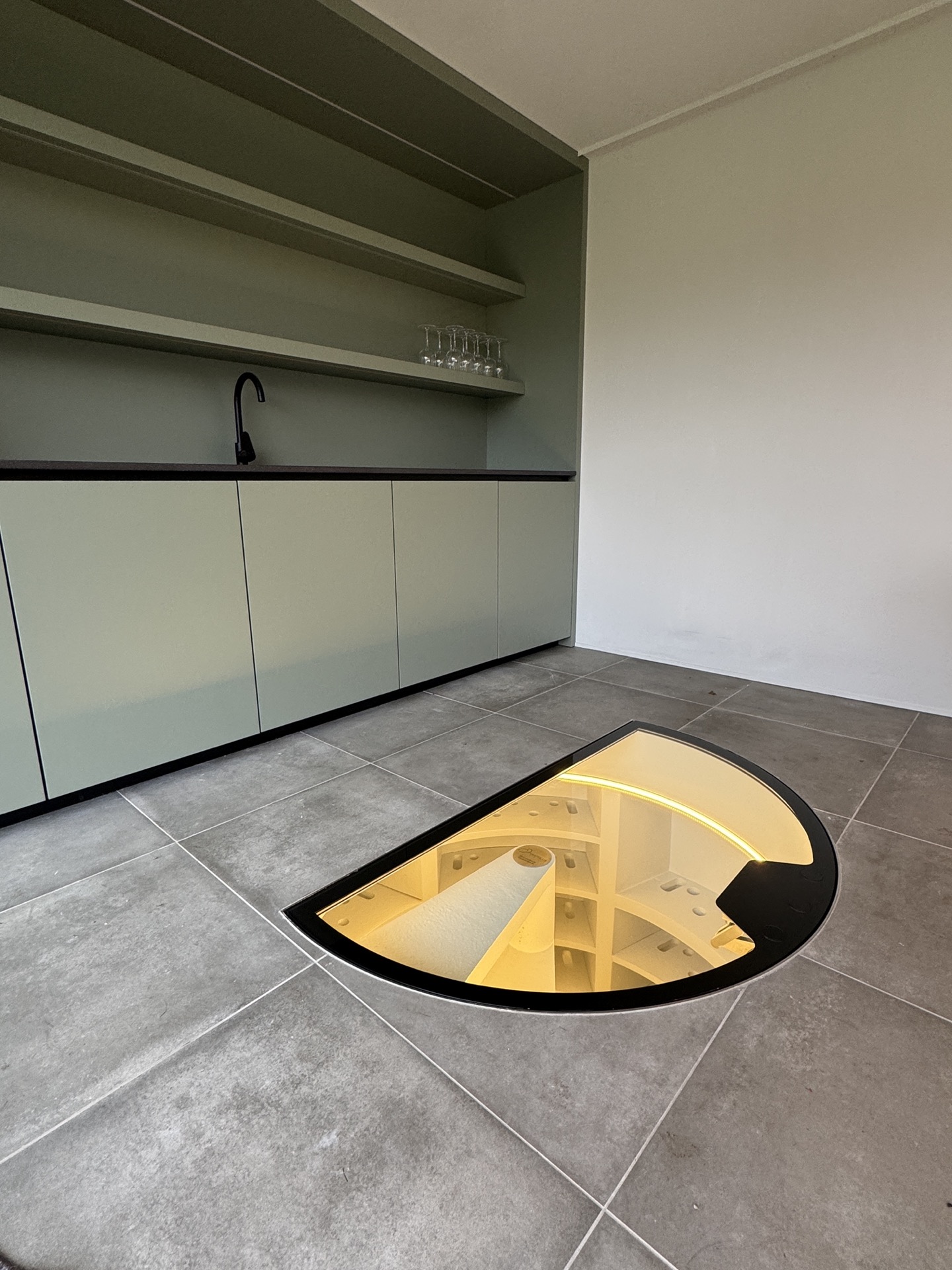 cantina del vino da incasso in poolhouse: parete bar con rubinetto e portello in vetro della cantina vini aperto con luce, Luxury, Design, Exclusive, Modern, Custom Made, Special, Beautiful
