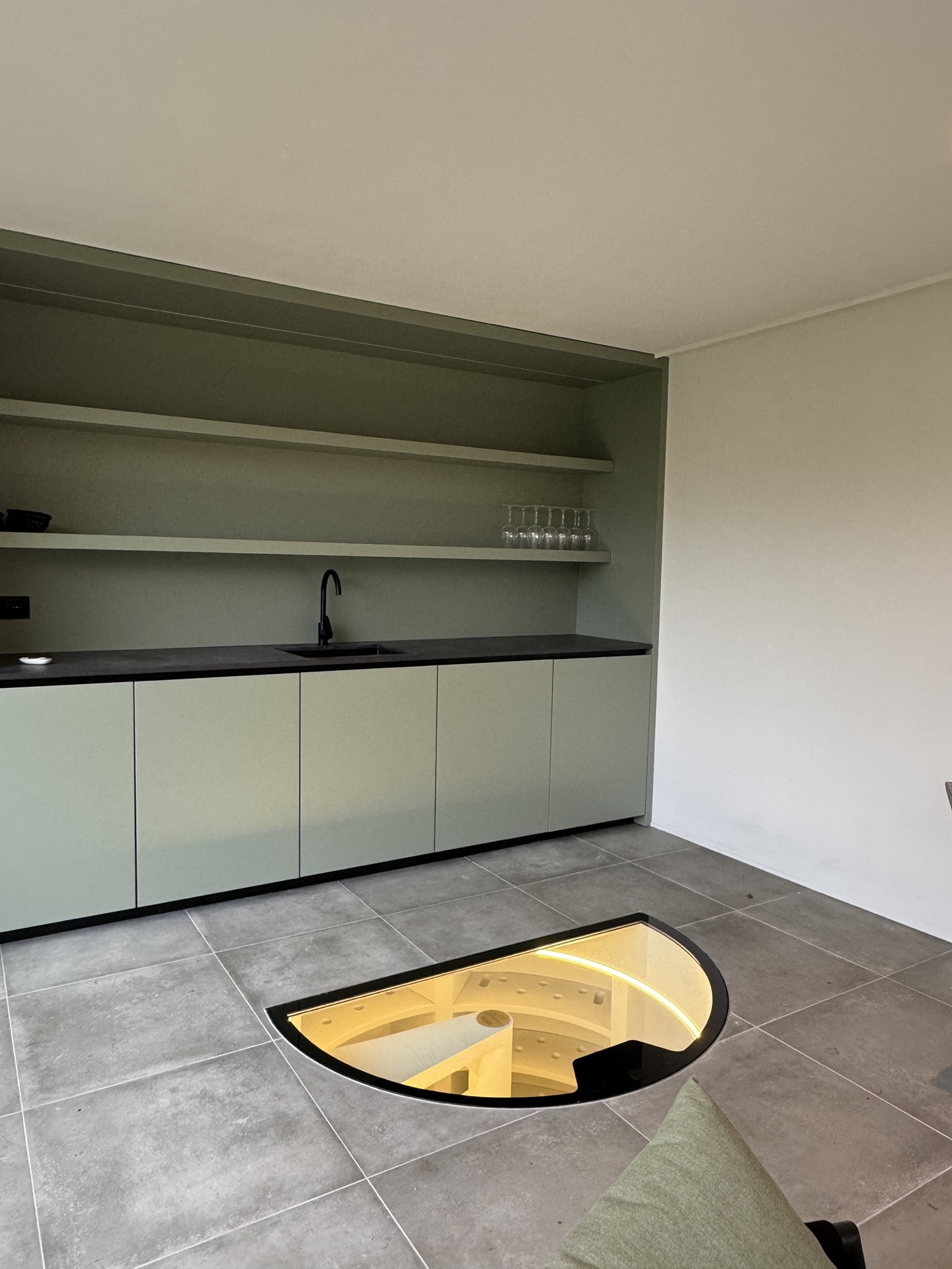 cantina del vino da incasso in poolhouse: apertura aperta della cantina vini nel pavimento con luce calda davanti a una, Luxury, Design, Exclusive, Modern, Custom Made, Special, Beautiful
