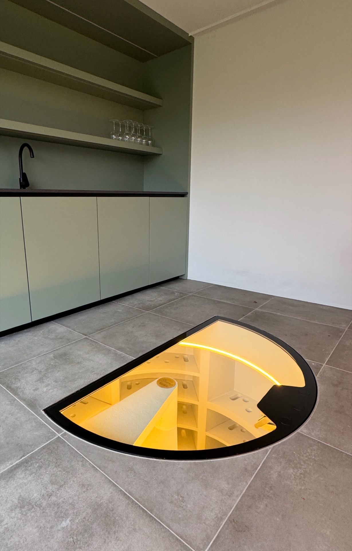 cantina del vino da incasso in poolhouse: poolhouse con parete bar e apertura aperta in vetro della cantina vini con luce, Luxury, Design, Exclusive, Modern, Custom Made, Special, Beautiful