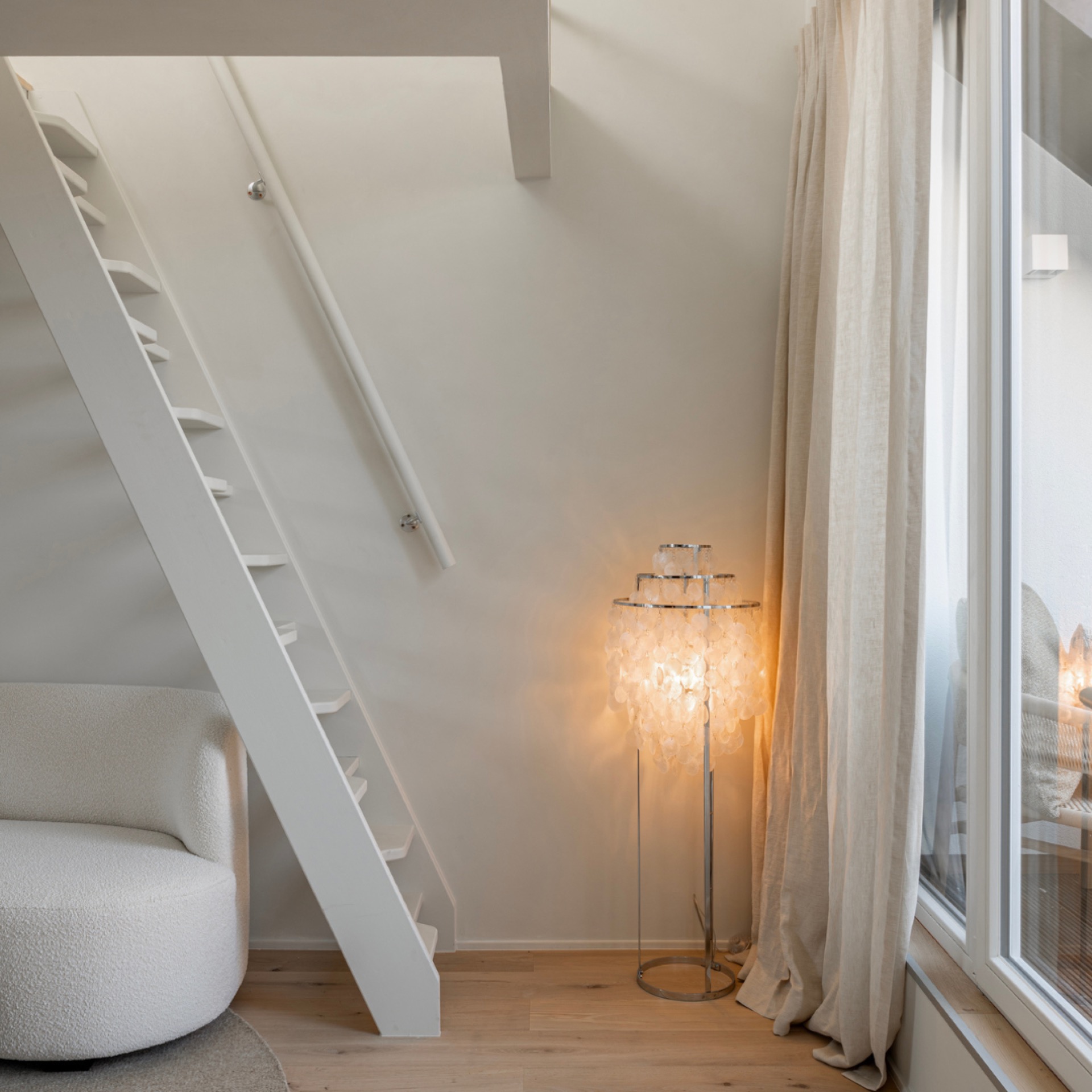 duplex bianco noce ristrutturazione: vista attraverso verso la zona salotto con struttura della scala e pareti chiare, Luxury, Design, Exclusive, Modern, Custom Made, Special, Beautiful