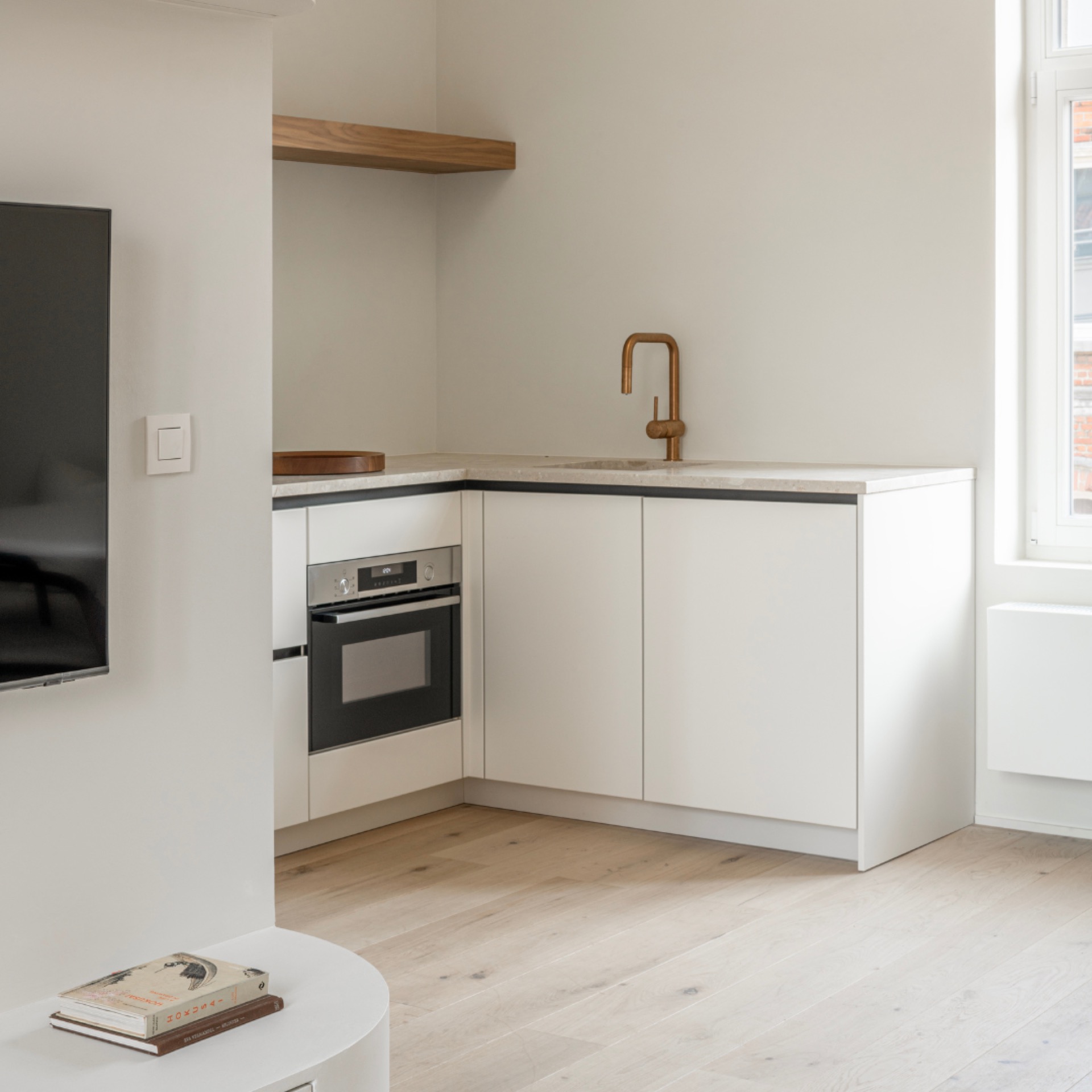 duplex bianco noce ristrutturazione: dettaglio cucina con piano in pietra chiara e rubinetto color rosé/ottone, Luxury, Design, Exclusive, Modern, Custom Made, Special, Beautiful