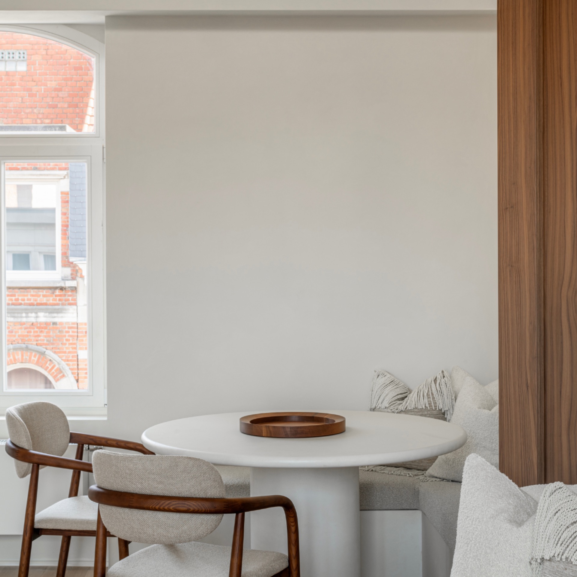 duplex bianco noce ristrutturazione: dettaglio della zona pranzo con tavolo rotondo, piano bianco e accenti in noce vicino, Luxury, Design, Exclusive, Modern, Custom Made, Special, Beautiful