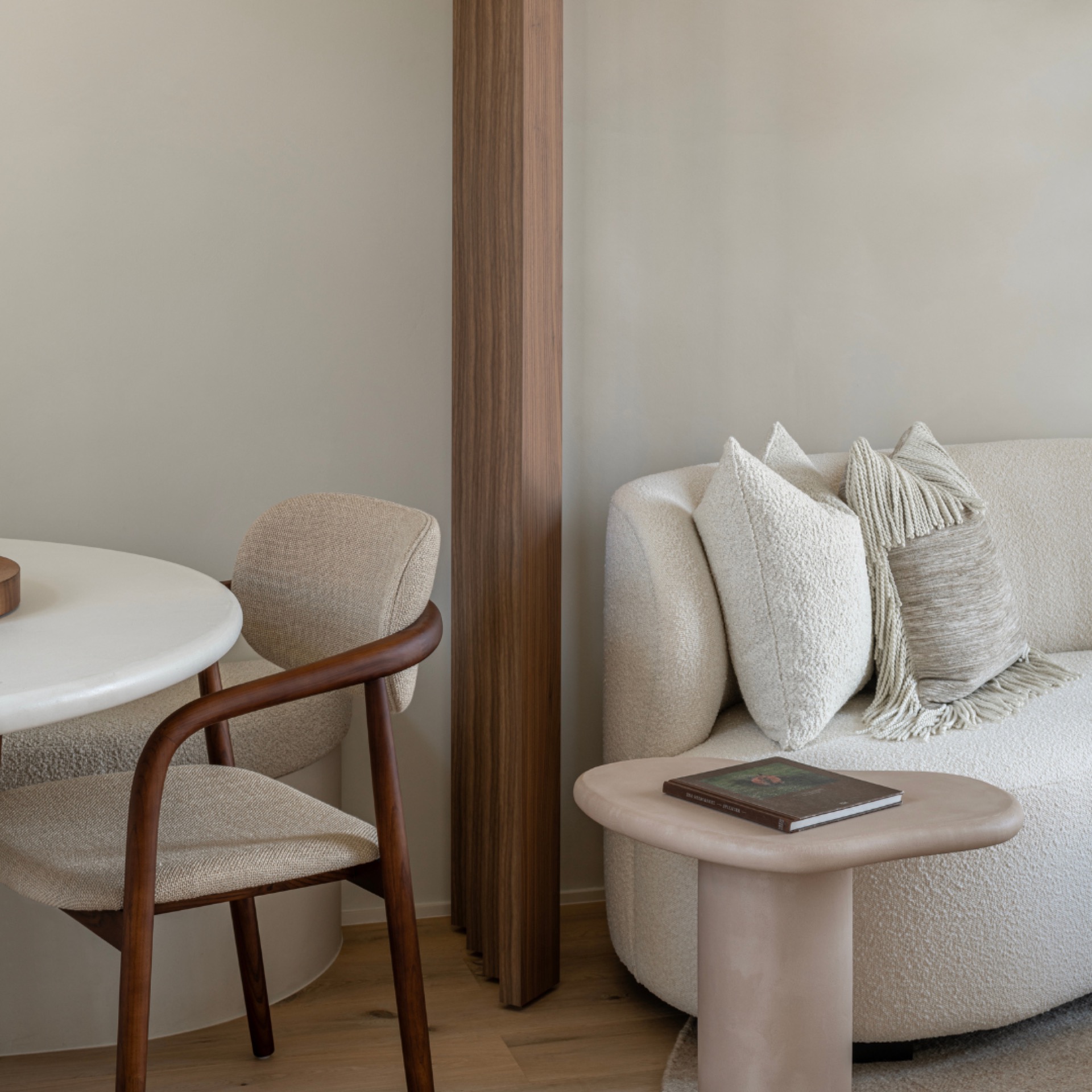 duplex bianco noce ristrutturazione: dettaglio del soggiorno con pannelli in noce e imbottitura beige morbida contro parete, Luxury, Design, Exclusive, Modern, Custom Made, Special, Beautiful