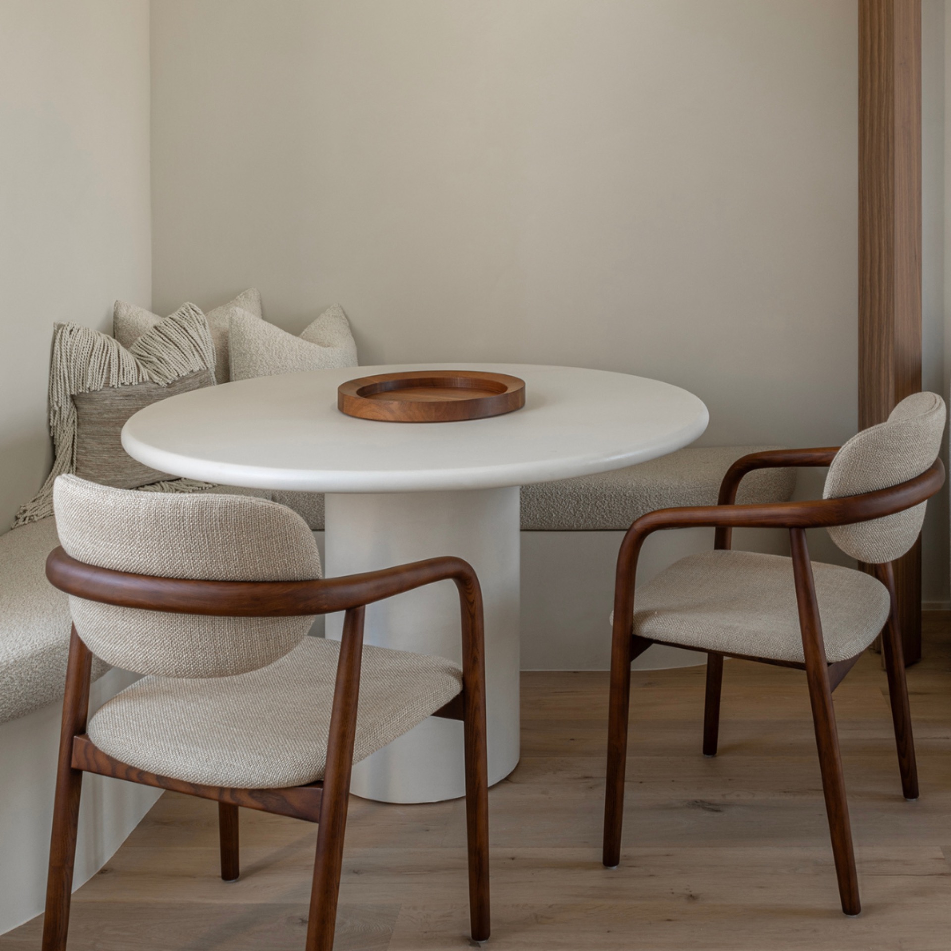 duplex bianco noce ristrutturazione: tavolo da pranzo rotondo in una zona pranzo luminosa con accento in noce e seduta, Luxury, Design, Exclusive, Modern, Custom Made, Special, Beautiful