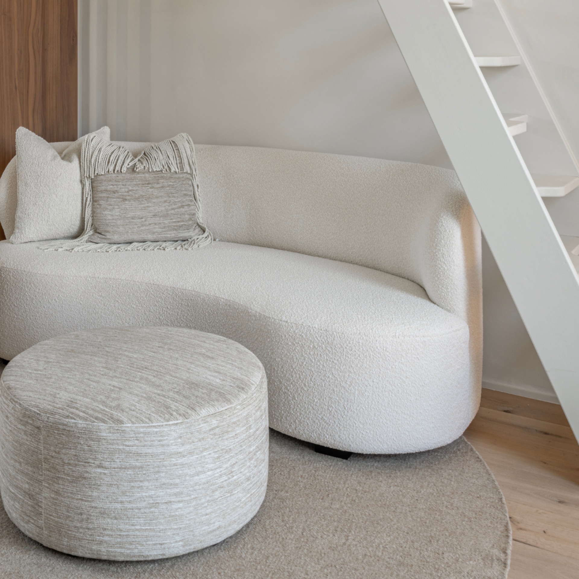 duplex bianco noce ristrutturazione: zona scala duplex: scala bianca con gradini aperti e nicchie nel soffitto, Luxury, Design, Exclusive, Modern, Custom Made, Special, Beautiful