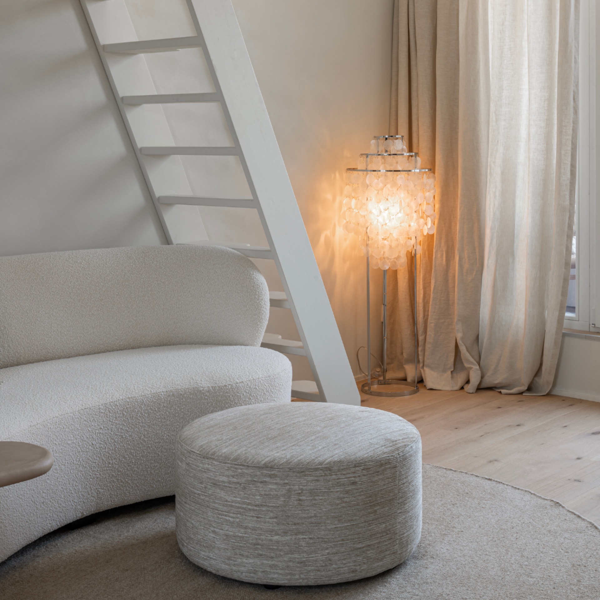 duplex bianco noce ristrutturazione: apertura finestra con tende e vista verso l’esterno da un soggiorno luminoso, Luxury, Design, Exclusive, Modern, Custom Made, Special, Beautiful
