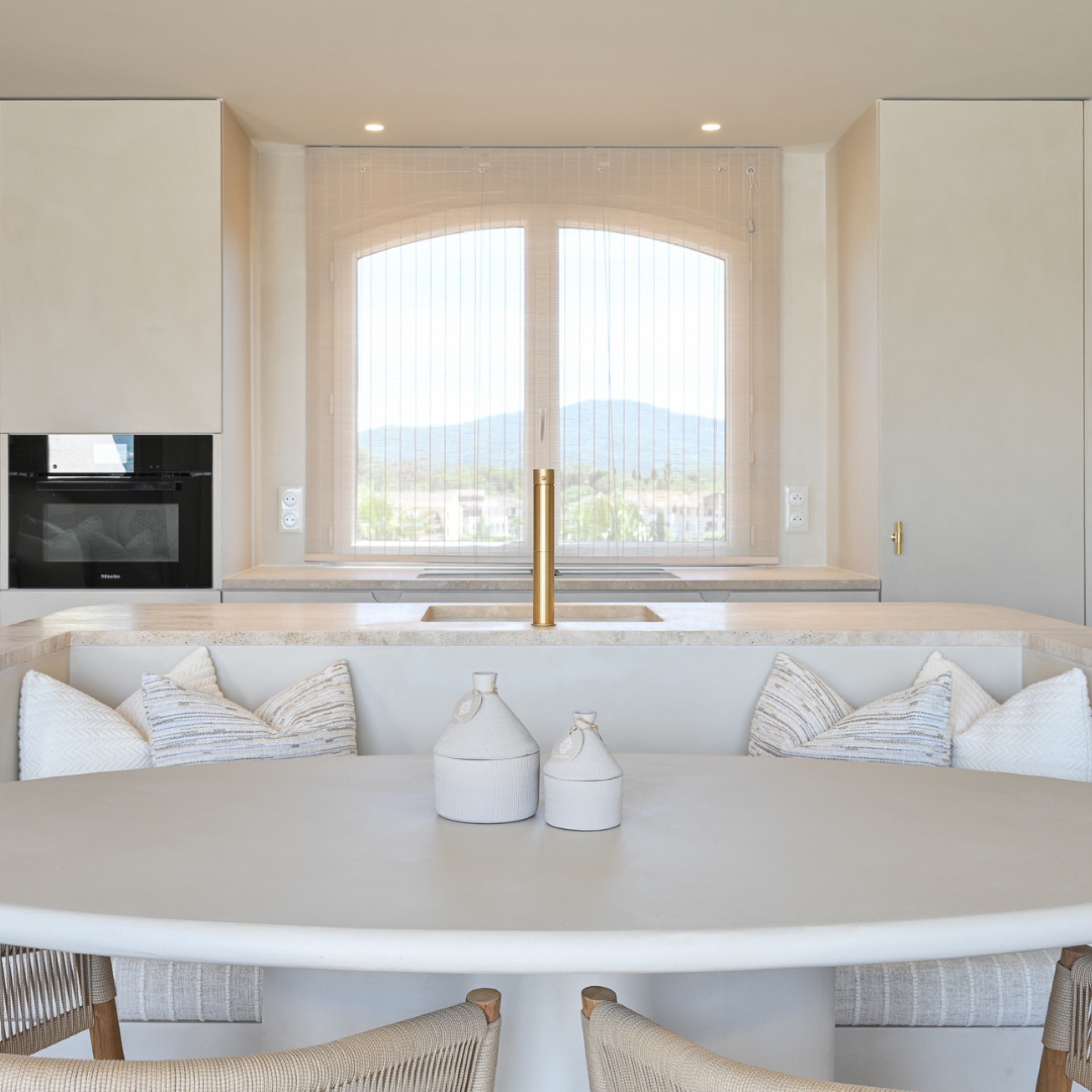renovated luxury apartment with minimalist interior: minimal living wall with arched windows, white built-ins and, Luxe, Design, Exclusief, Modern, Maatwerk, Bijzondere, Mooie
