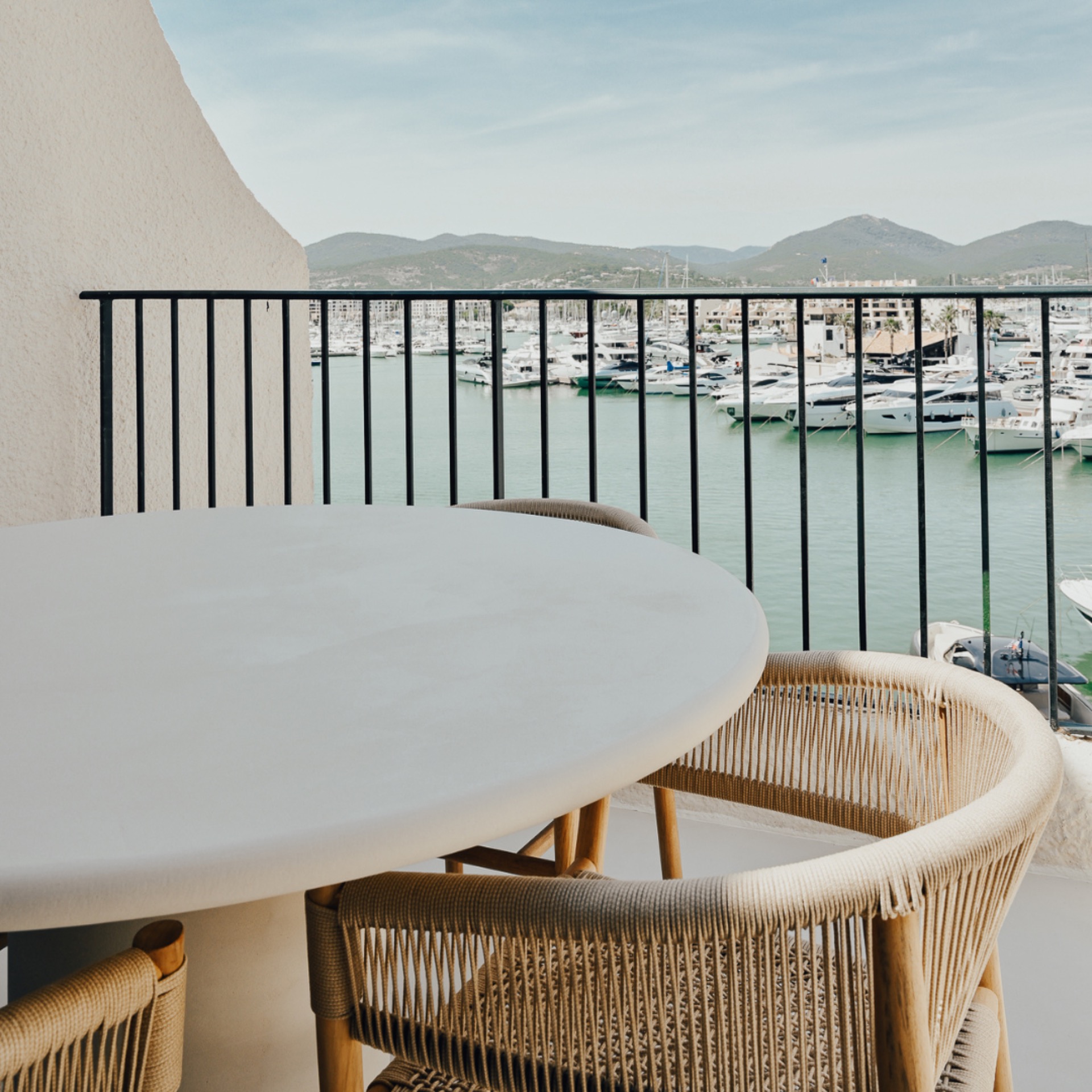 renovated luxury apartment with minimalist interior: view from the balcony: marina water and boats through dark railings, Luxe, Design, Exclusief, Modern, Maatwerk, Bijzondere, Mooie